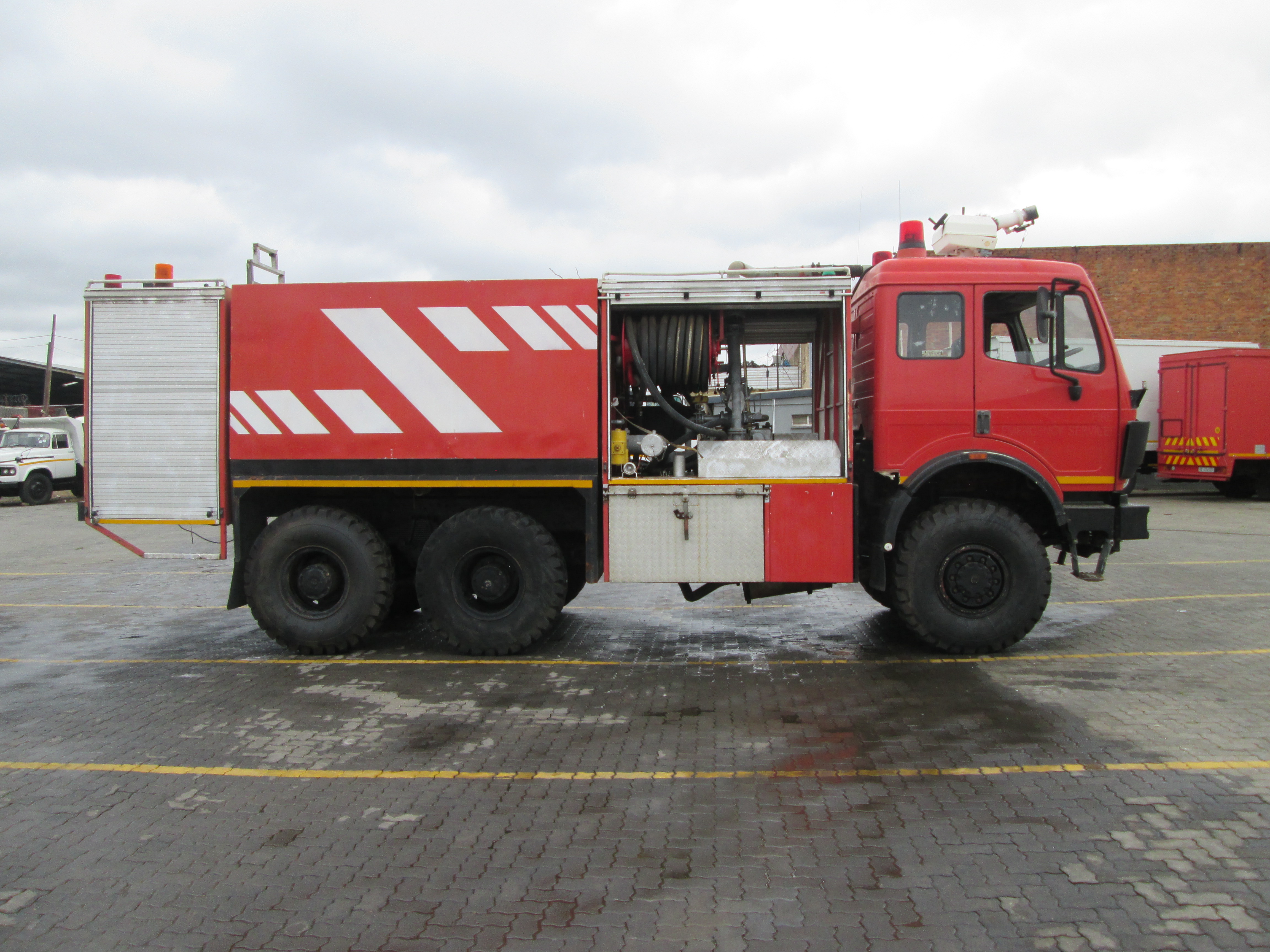2014 MERCEDES BENZ 2635 ACTROS FIRETRUCK 045317KM - Image 8