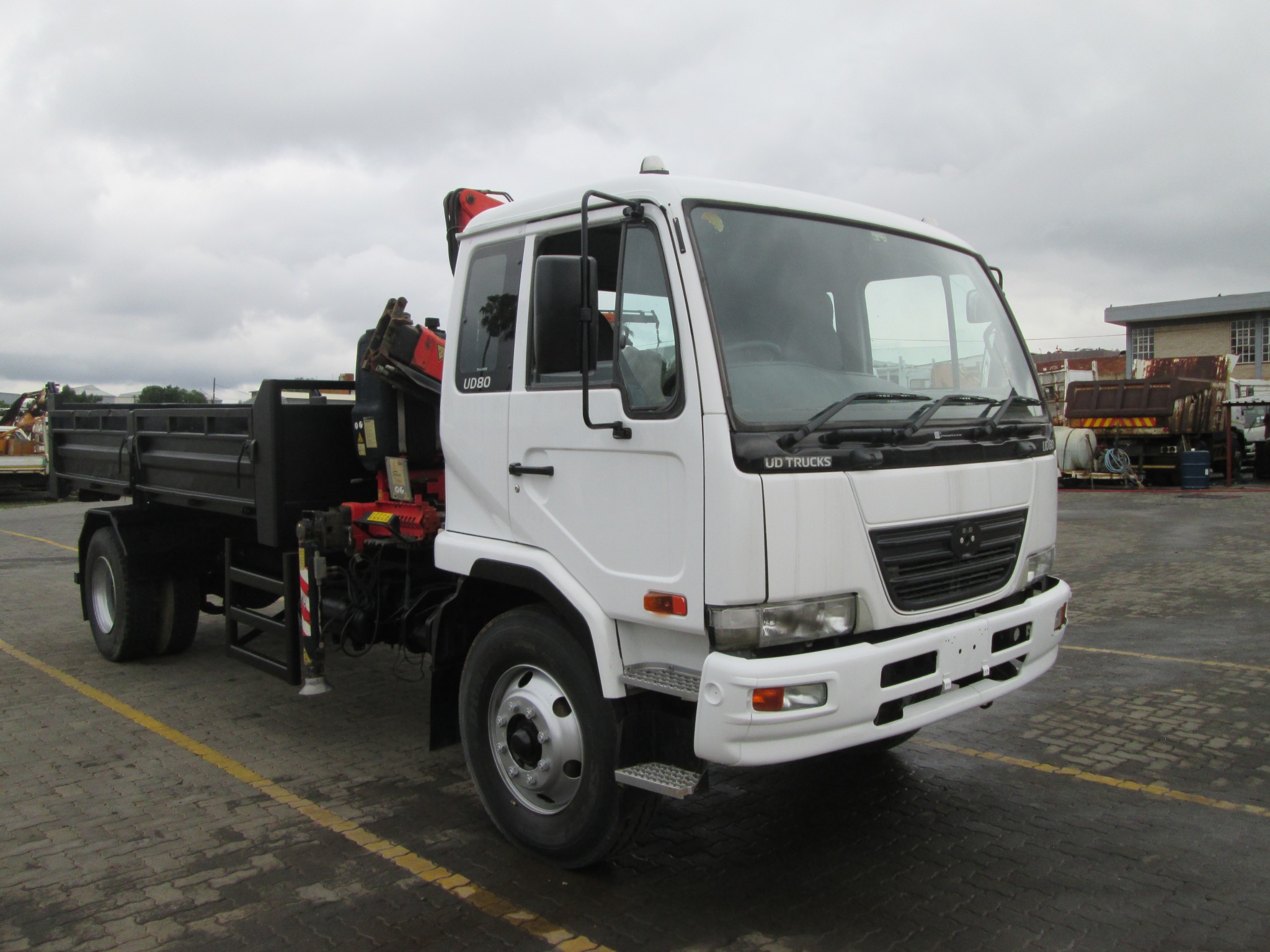 2013 UD80 5CUBE  TIPPER DROPSIDE BODY WITH FASSI F65 CRANE 