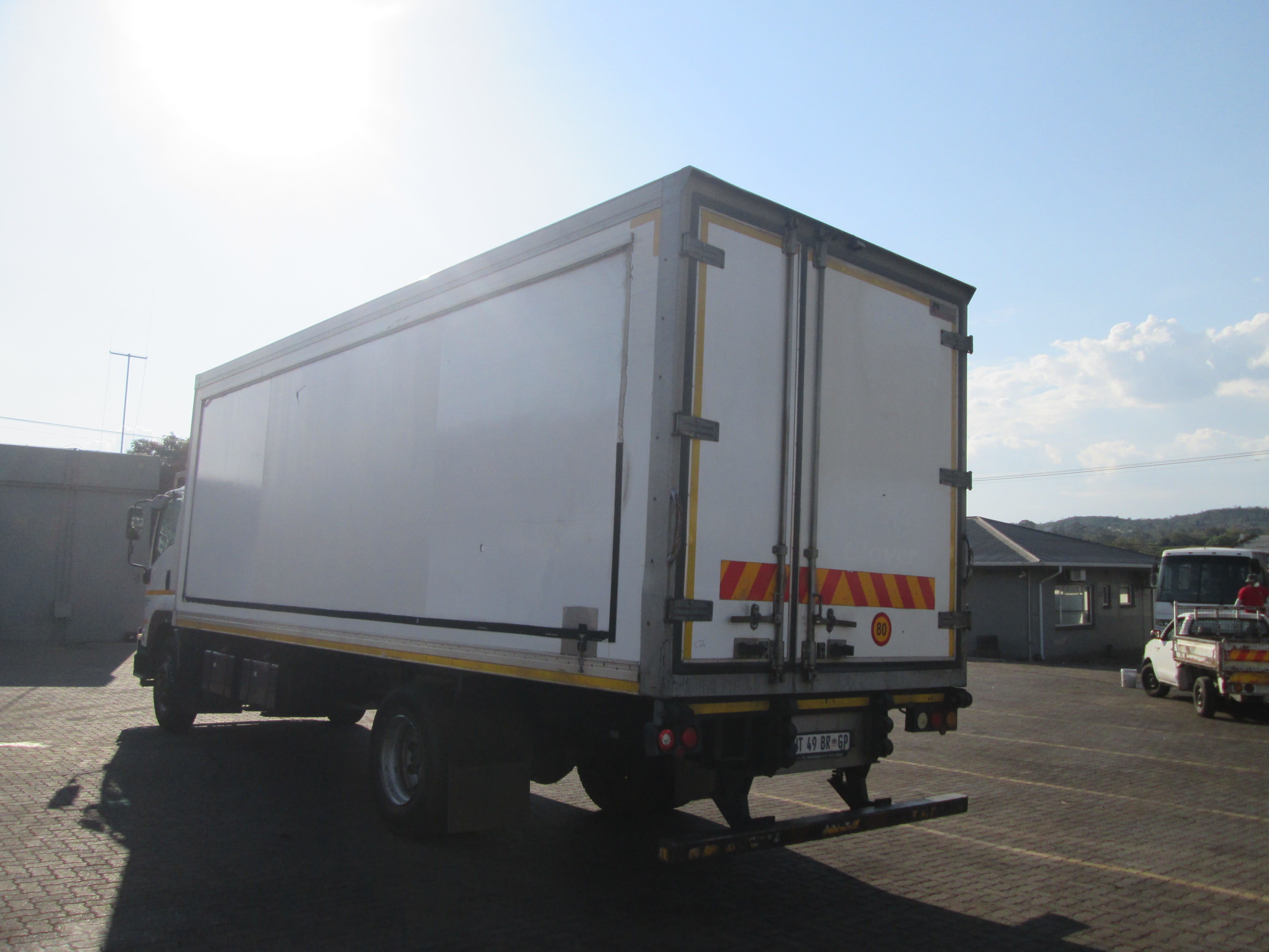 2018 ISUZU FTR850 AMT 8TON TRUCK WITH FRIDGE BODY CARRIER SUPRA 550 UNIT - 305632KM - Image 5