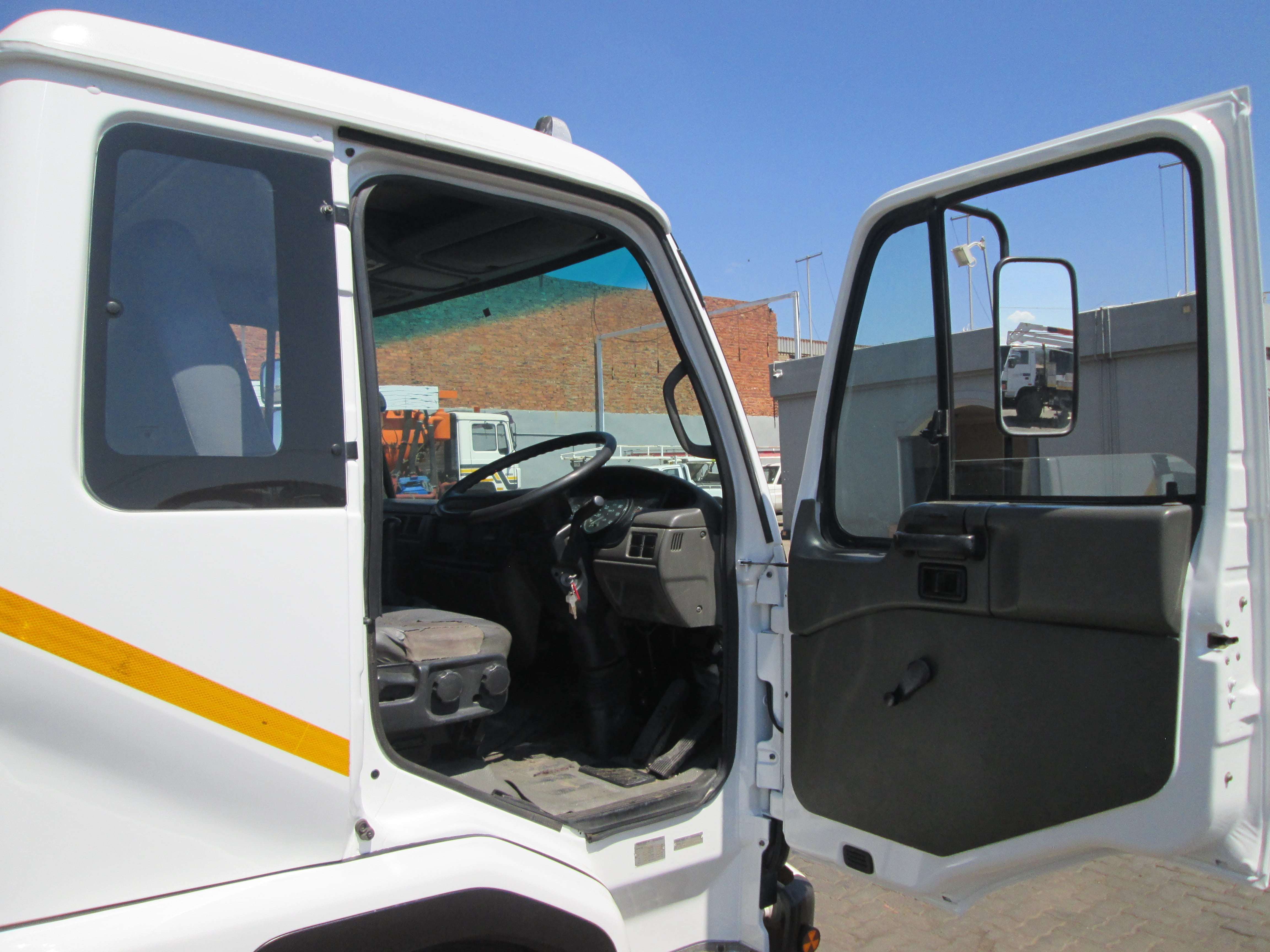 2004 UD60 6TON DROPSIDE WITH CAB MOUNT BONFIGLIOLI P,7200L 20039KM - Image 9