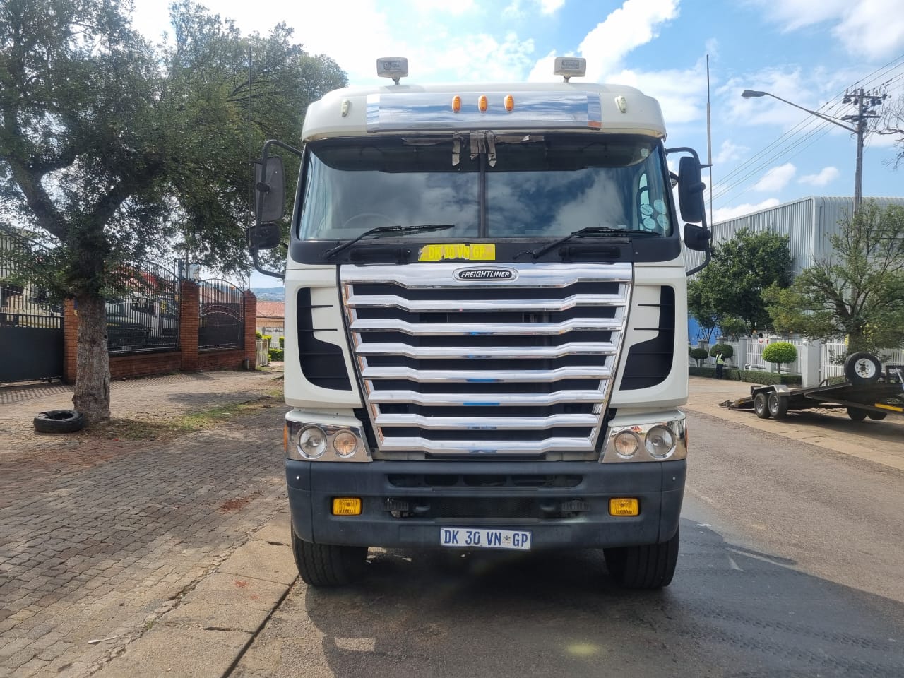 2014 FREIGHTLINER DETROIT 12.7-1650 TRUCK TRACTOR WITH HIAB 152B-2 CRANE - Image 2