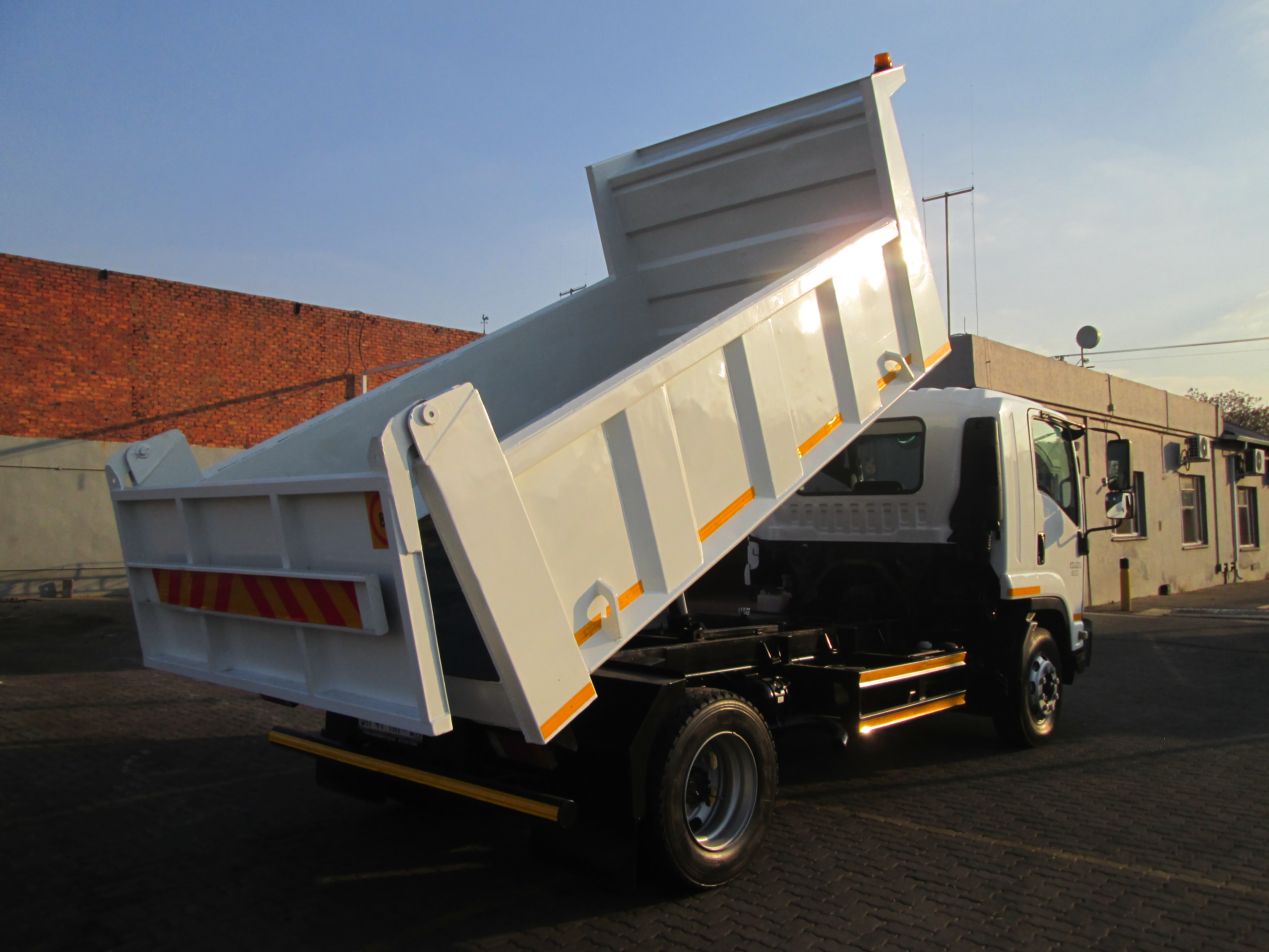 2018 ISUZU FSR800 6CUBE TIPPER 99365KM - Image 8