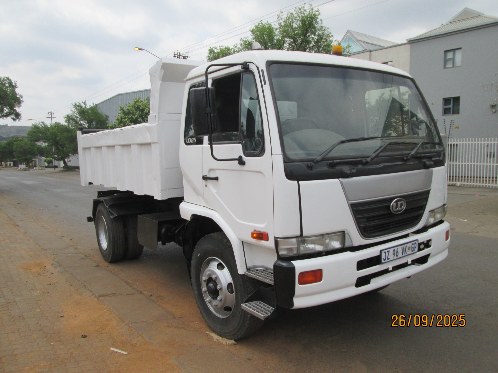 2004 UD85 6CUBE TIPPER