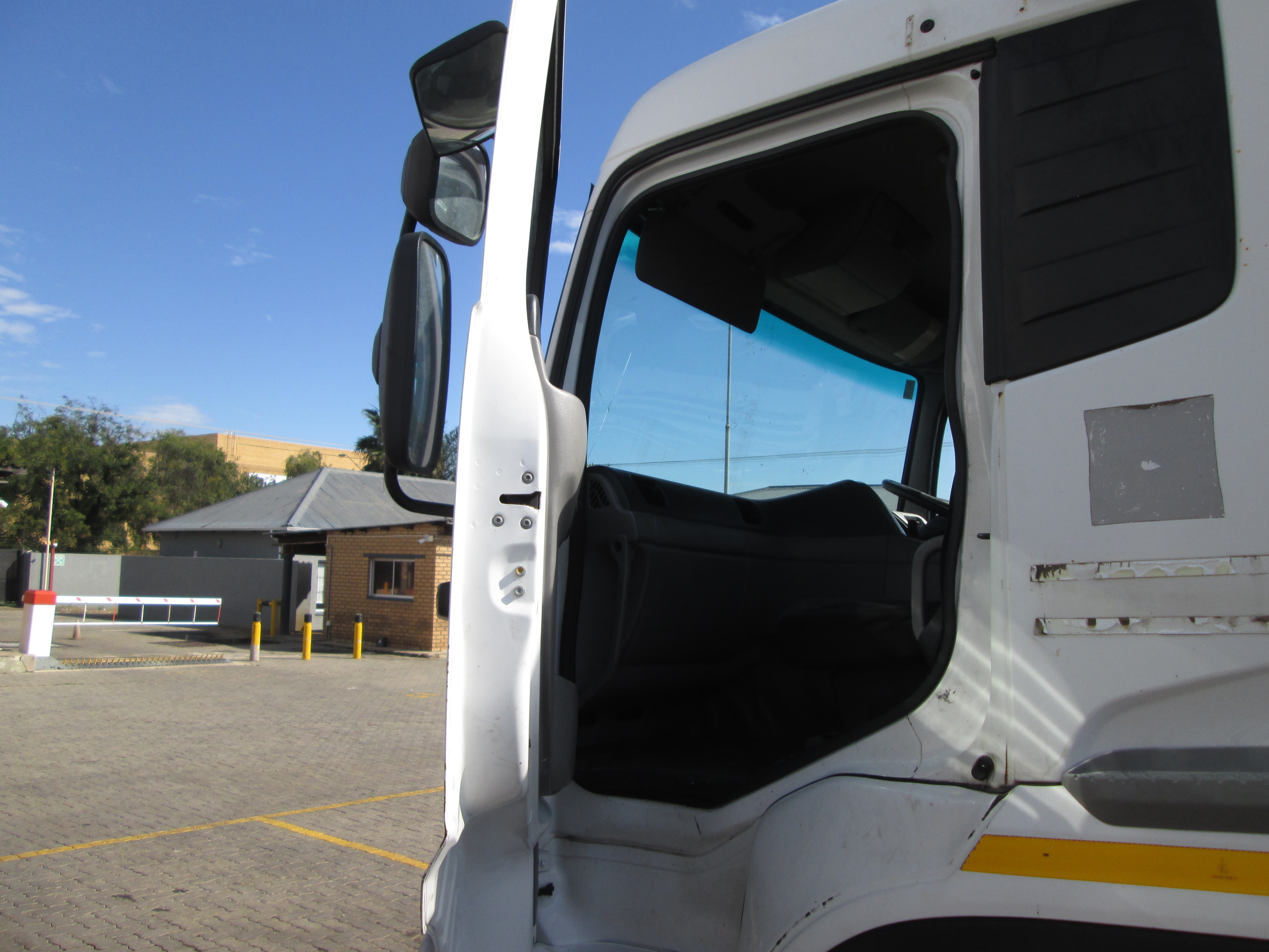 2015 UD QUON GW26-450 TRUCK TRACTOR 294538KM - Image 12