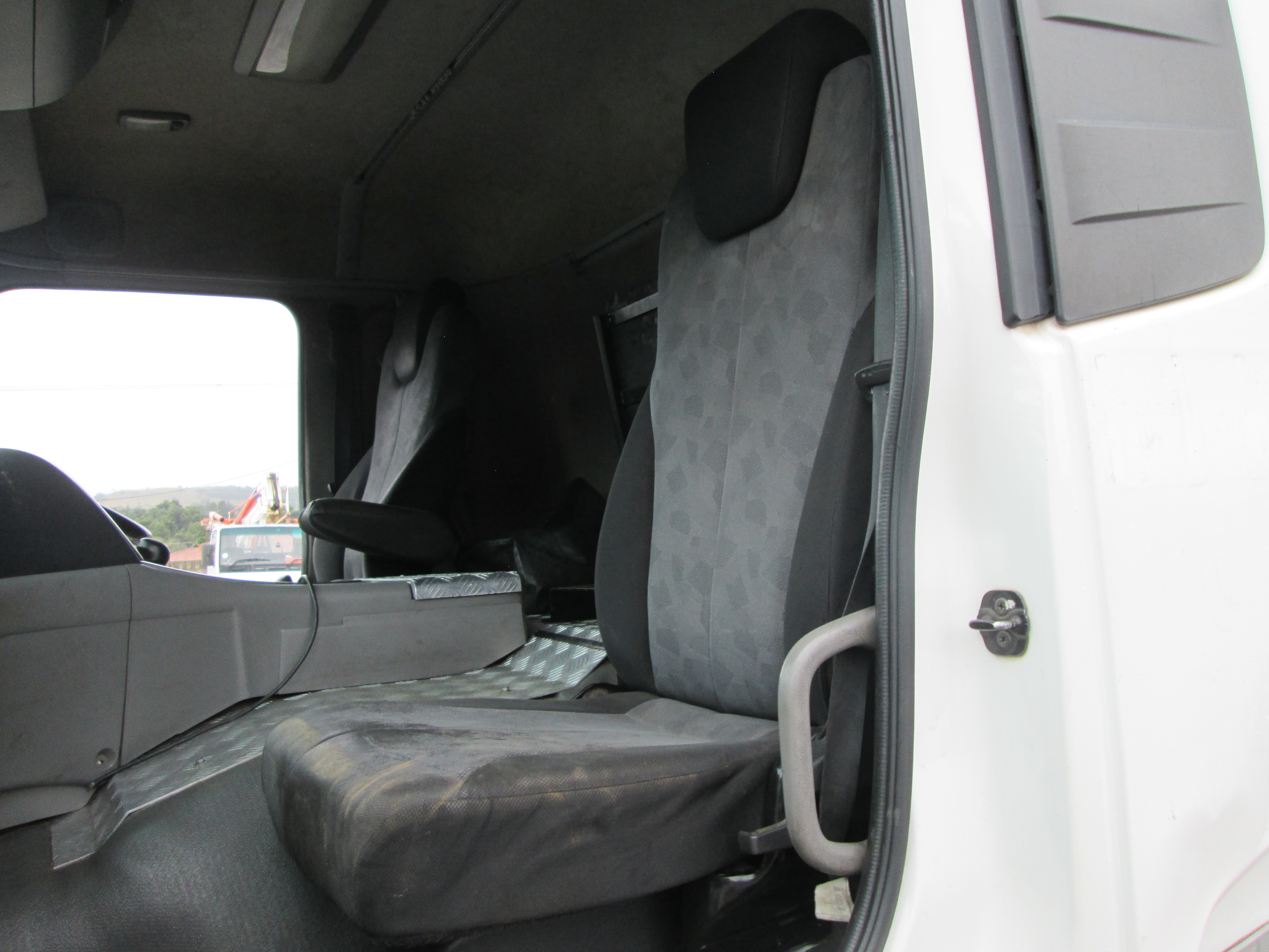2018 UD QUON GW26-450 TRUCK TRACTOR 265596KM - Image 17