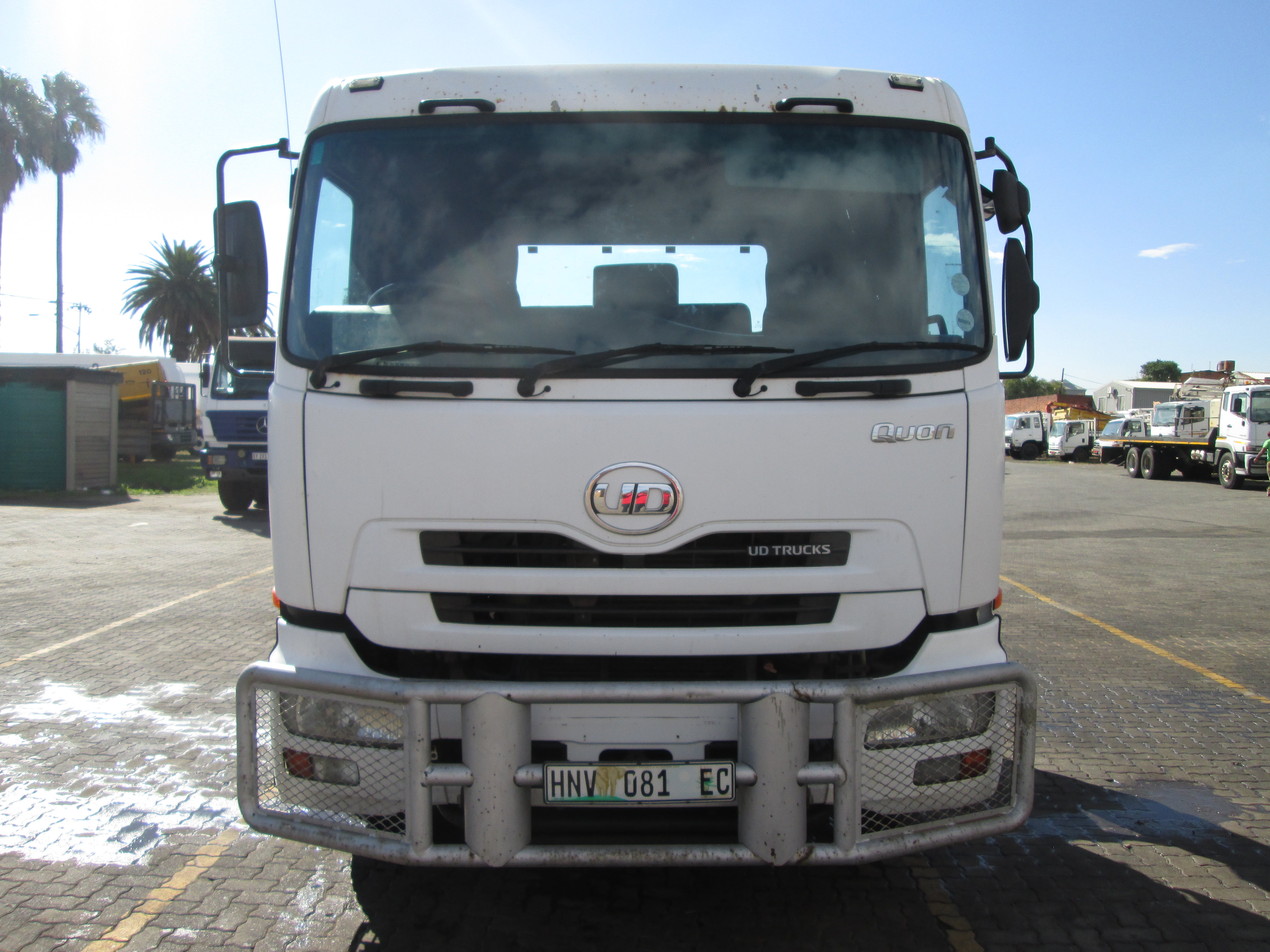 2015 UD QUON GW26-450 TRUCK TRACTOR 294538KM - Image 2