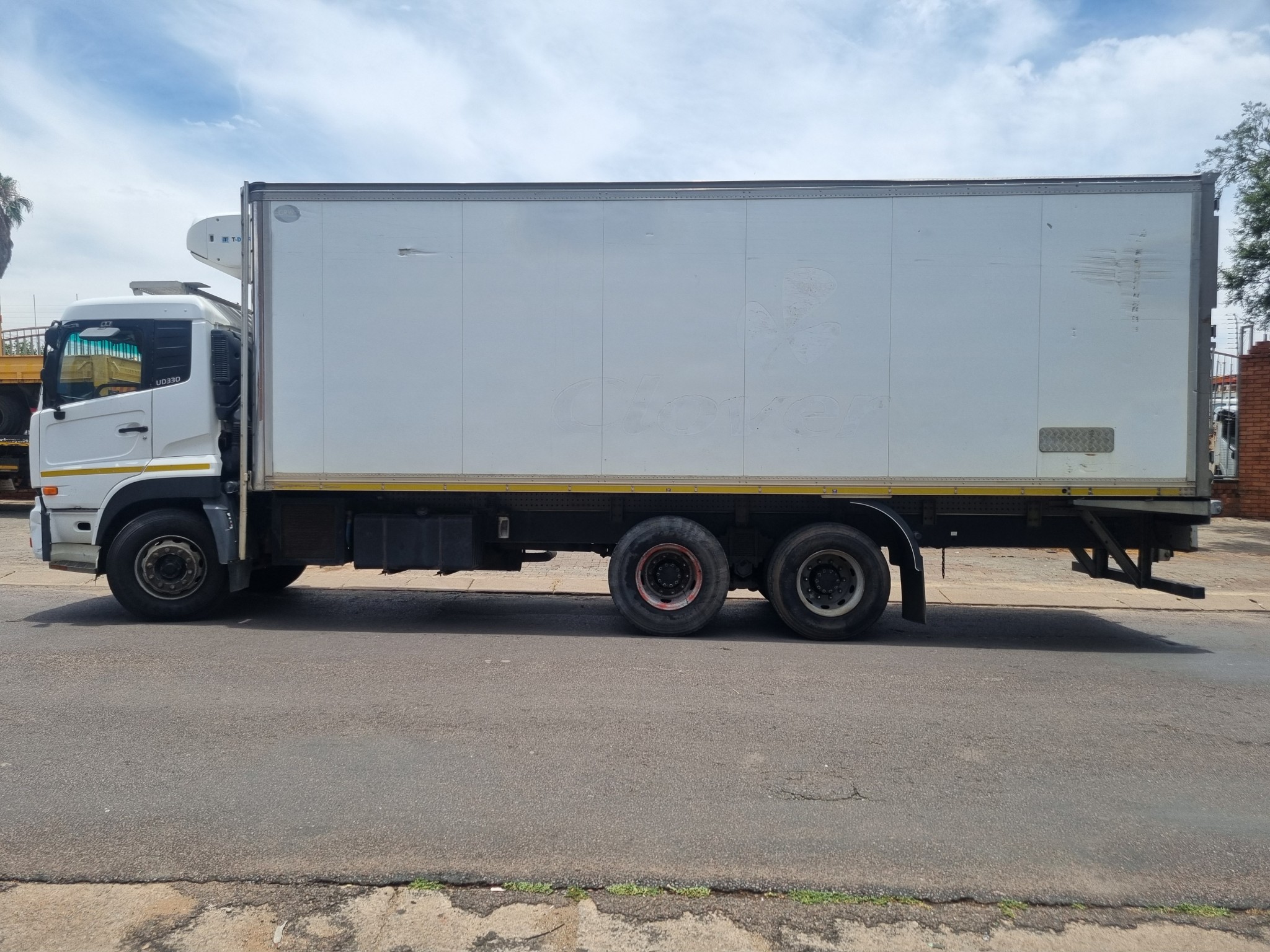 2013 UD330 14TON TRUCK WITH THERMO KING FRIDGE UNIT - Image 4