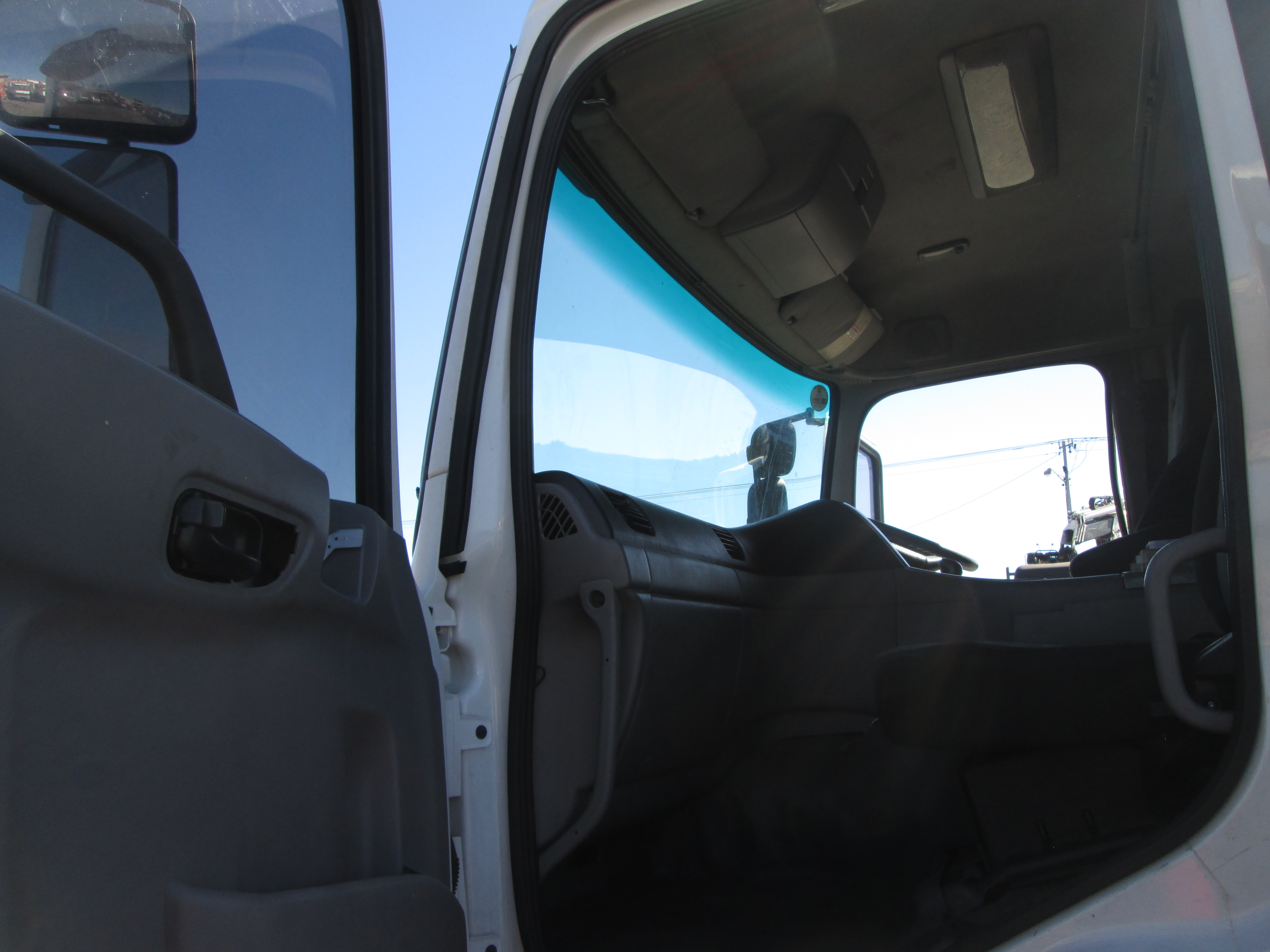 2015 UD QUON GW26-450 TRUCK TRACTOR 296557KM - Image 14