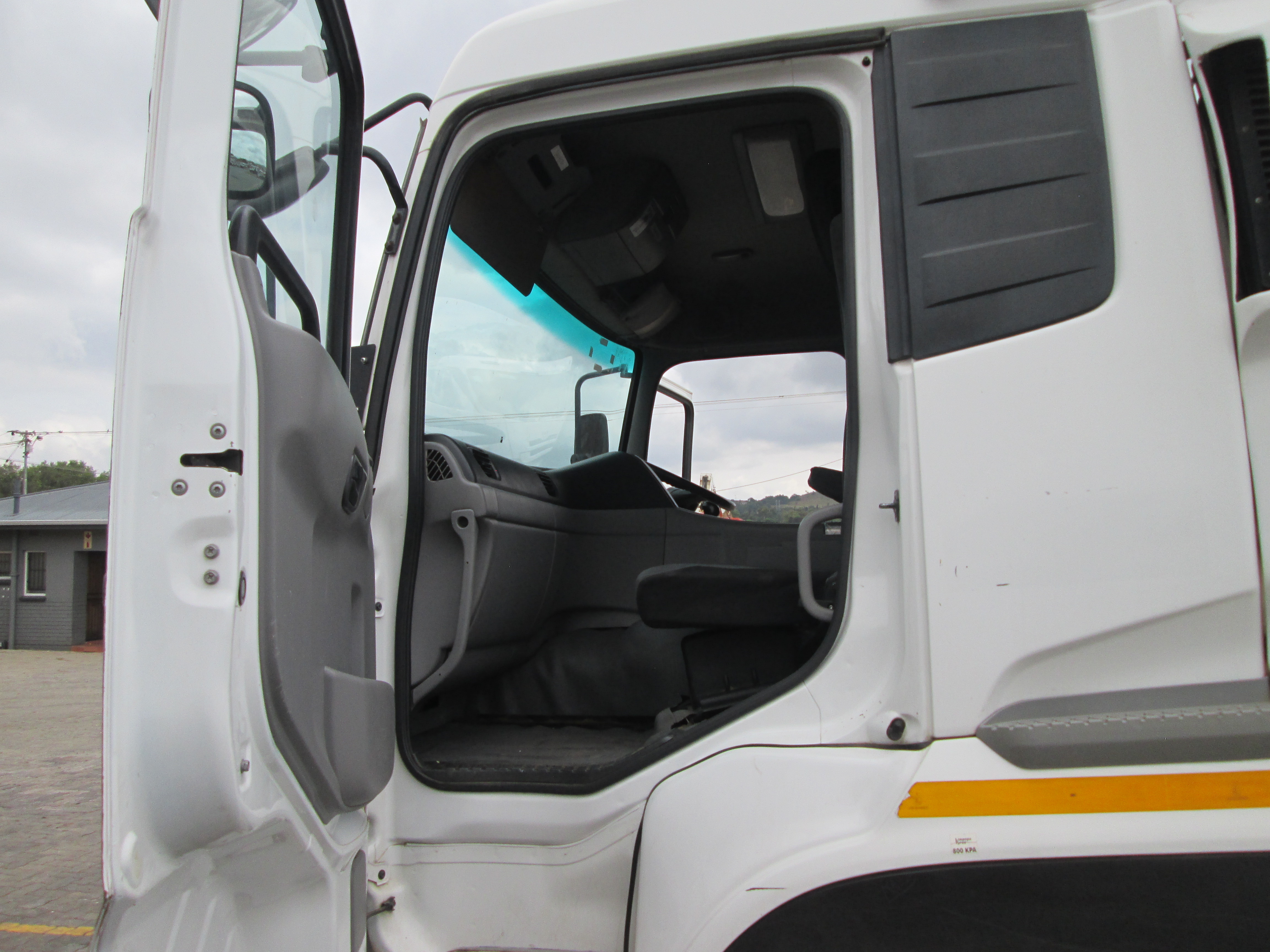 2018 UD QUON GW26-450 TRUCK TRACTOR 304005KM - Image 13