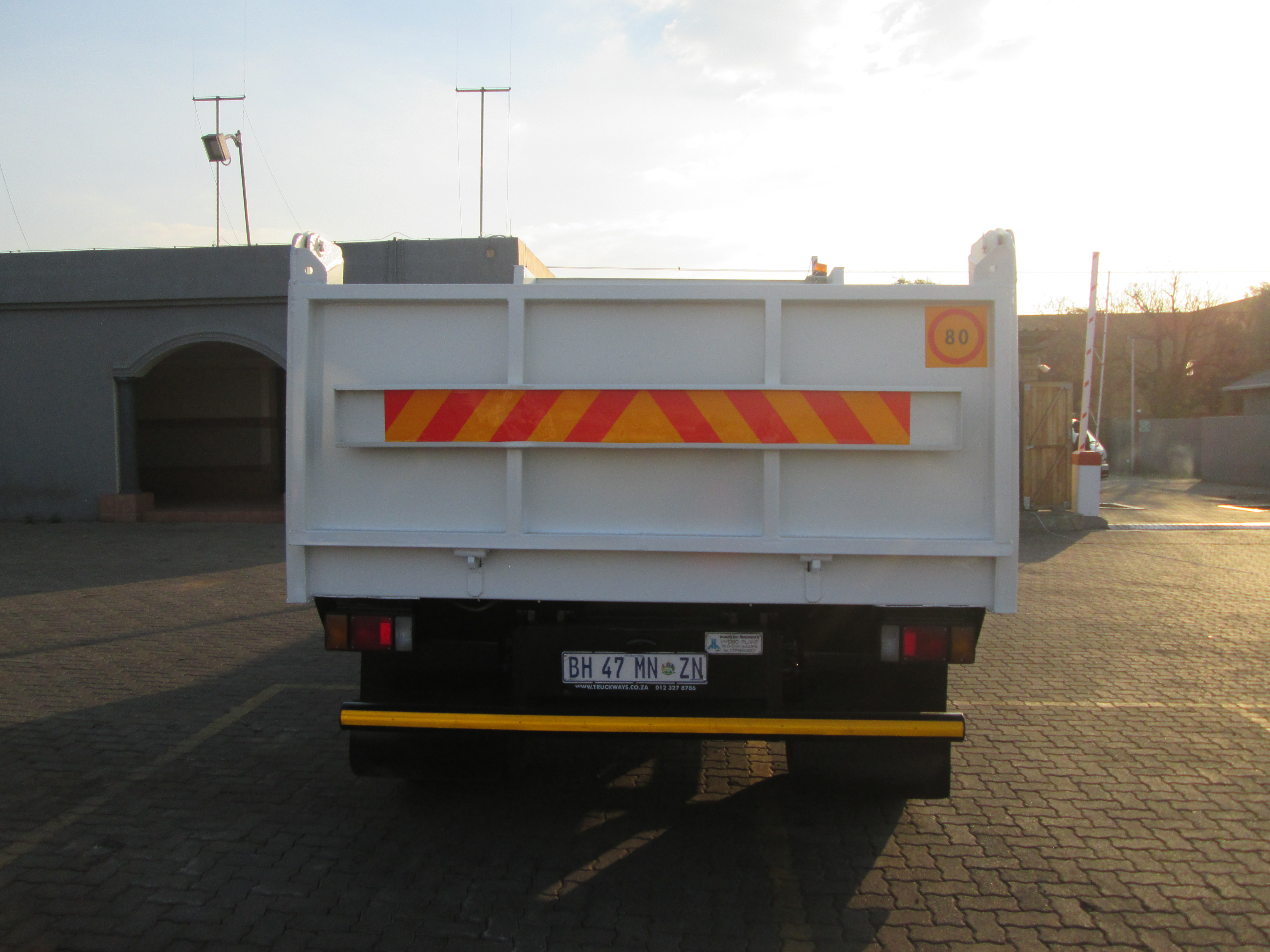 2018 ISUZU FSR800 6CUBE TIPPER 99365KM - Image 23