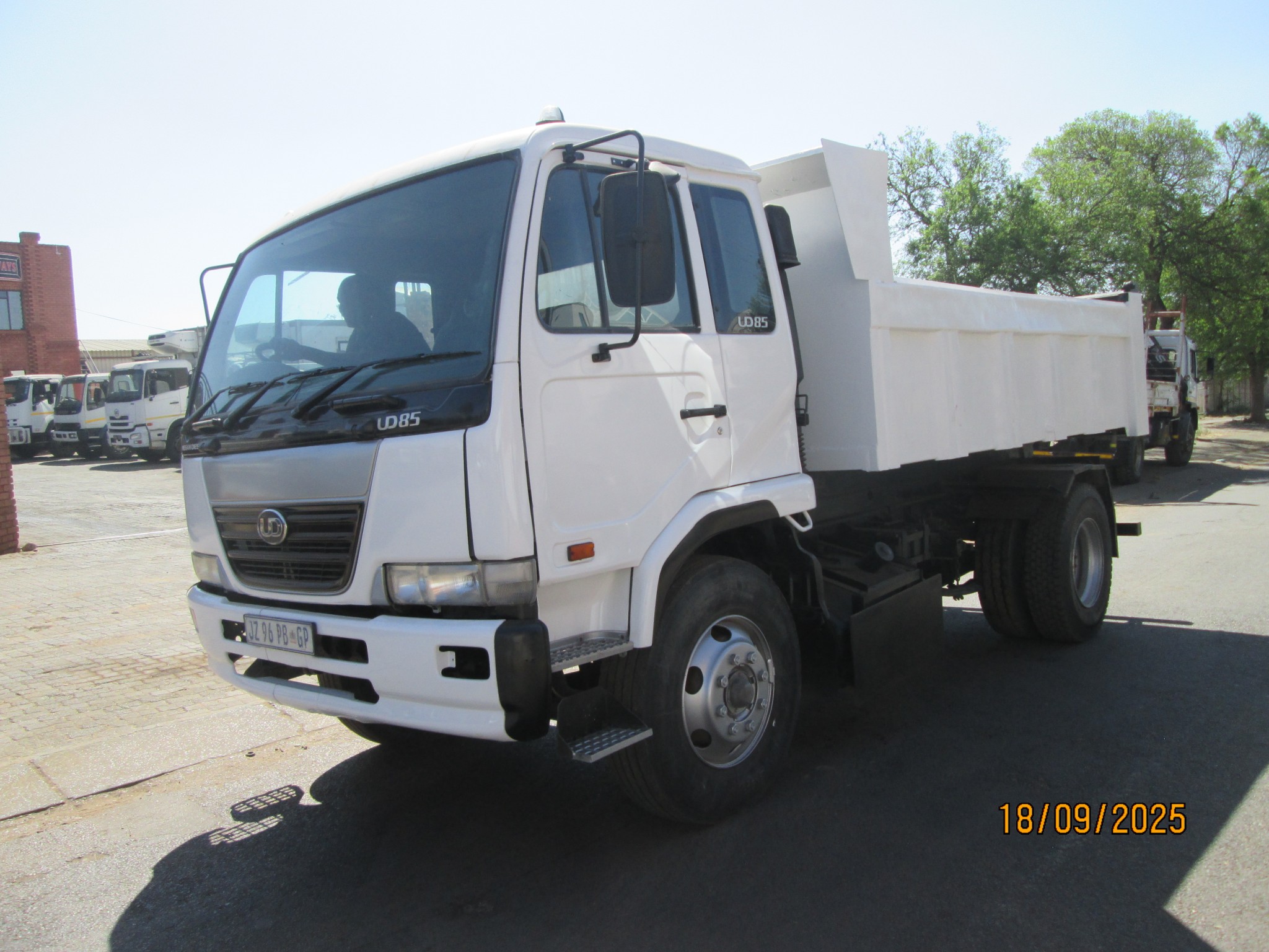 2004 UD85 6CUBE TIPPER - Image 3