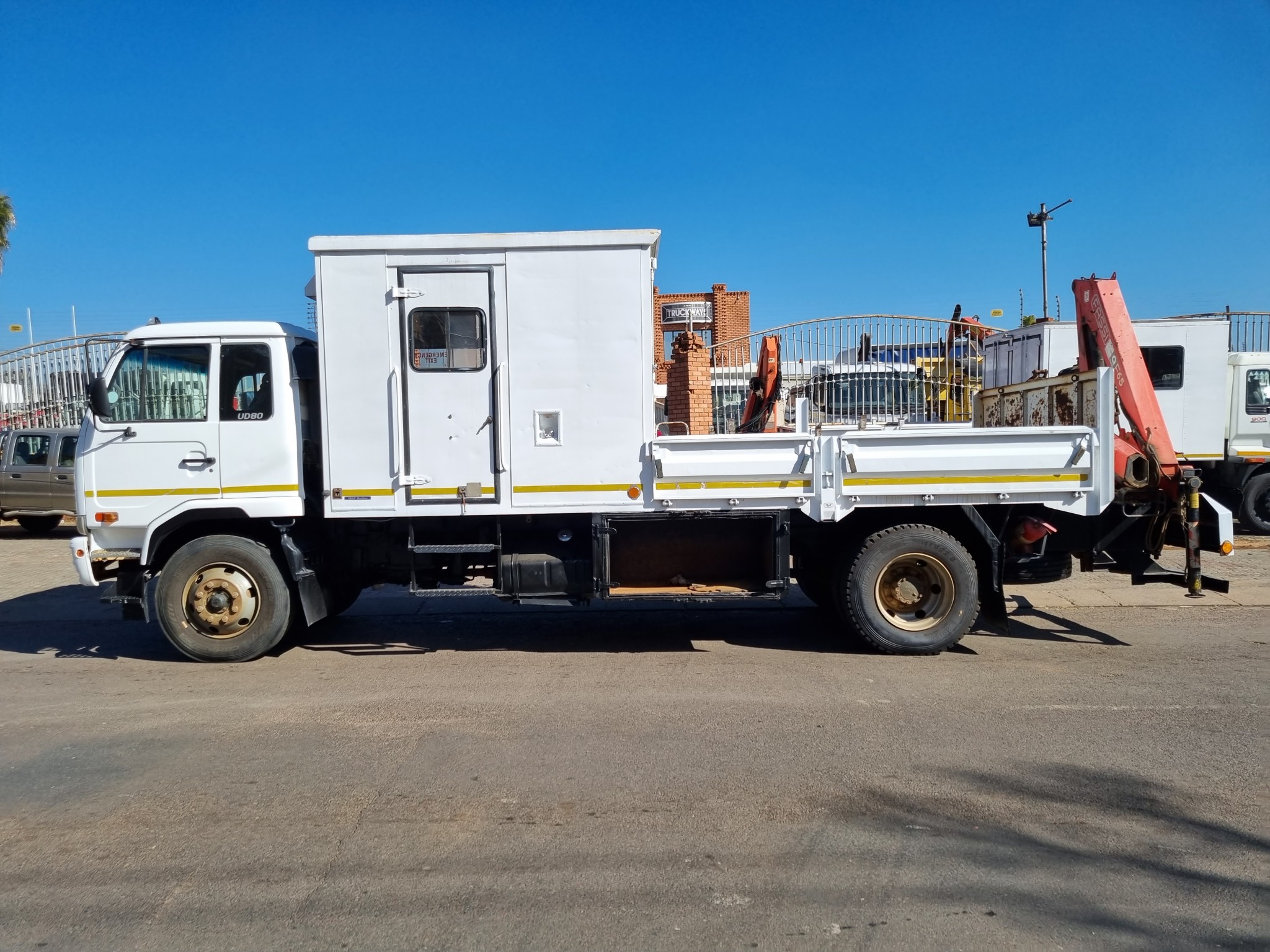2011 UD TRUCK UD80 8TON DROPSIDE WITH FASSI F65 CRANE & CREWCAB - Image 4