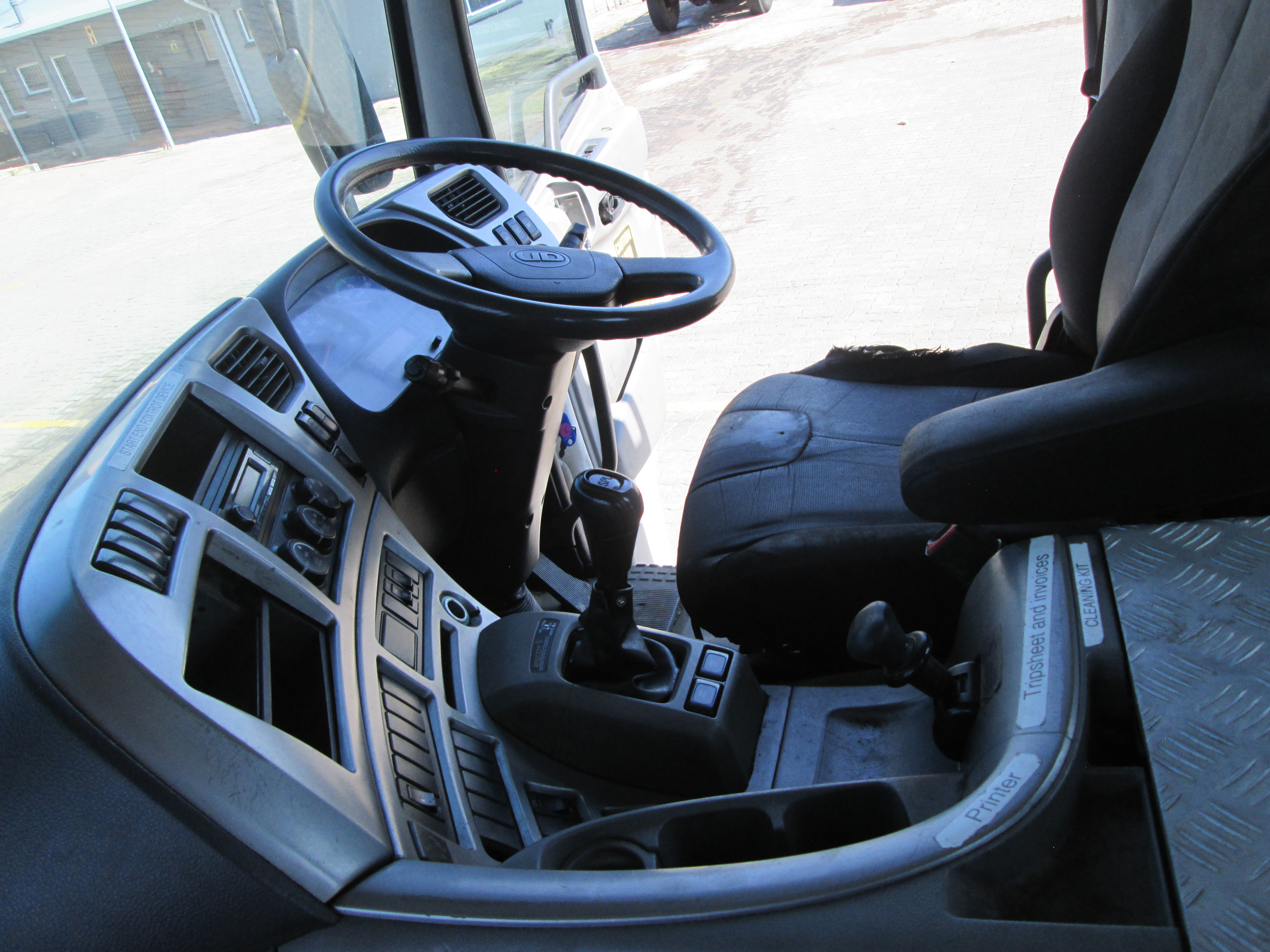 2015 UD QUON GW26-450 TRUCK TRACTOR 309996 KM - Image 13