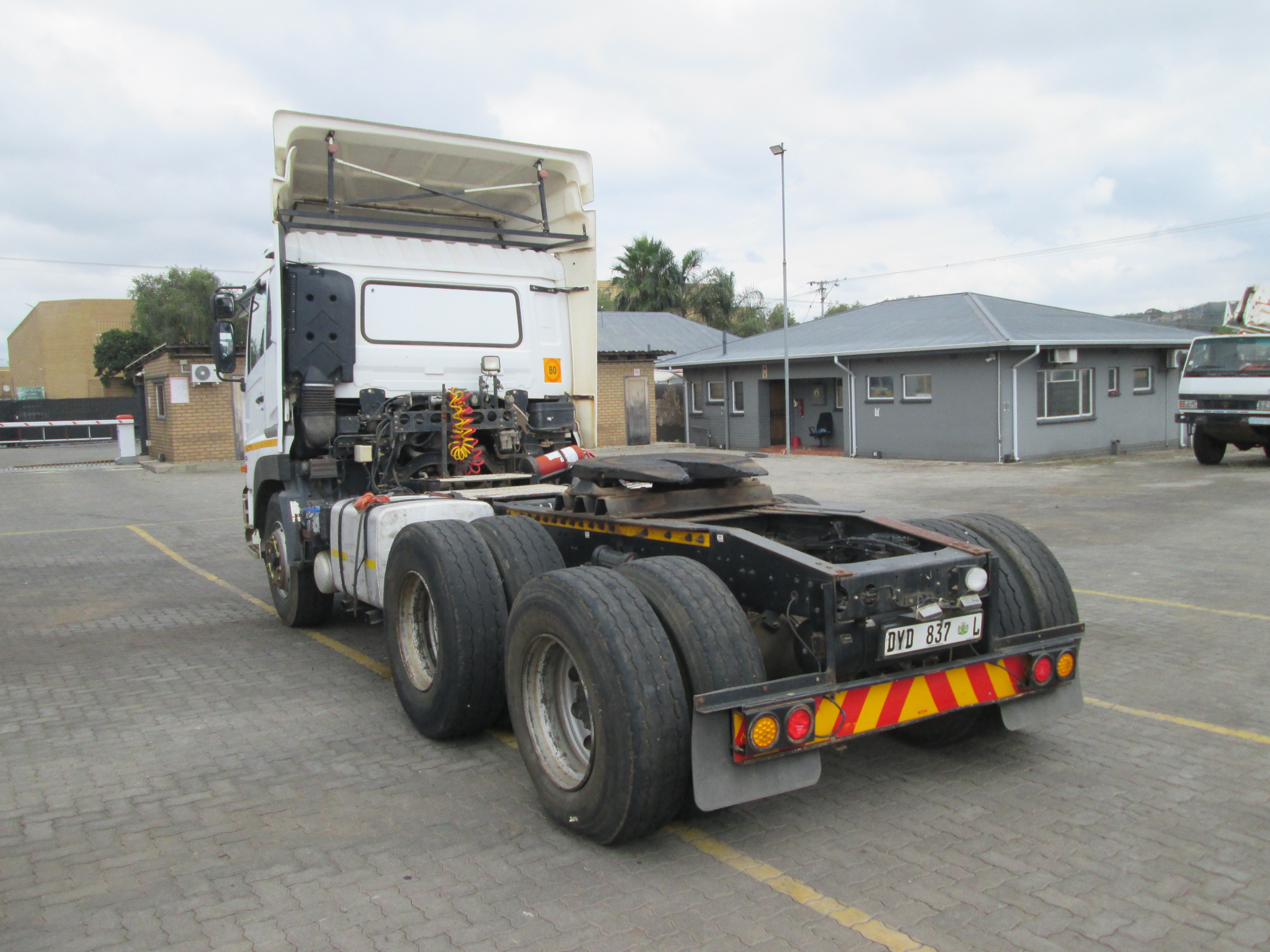 2018 UD QUON GW26-450 TRUCK TRACTOR 365971KM - Image 5