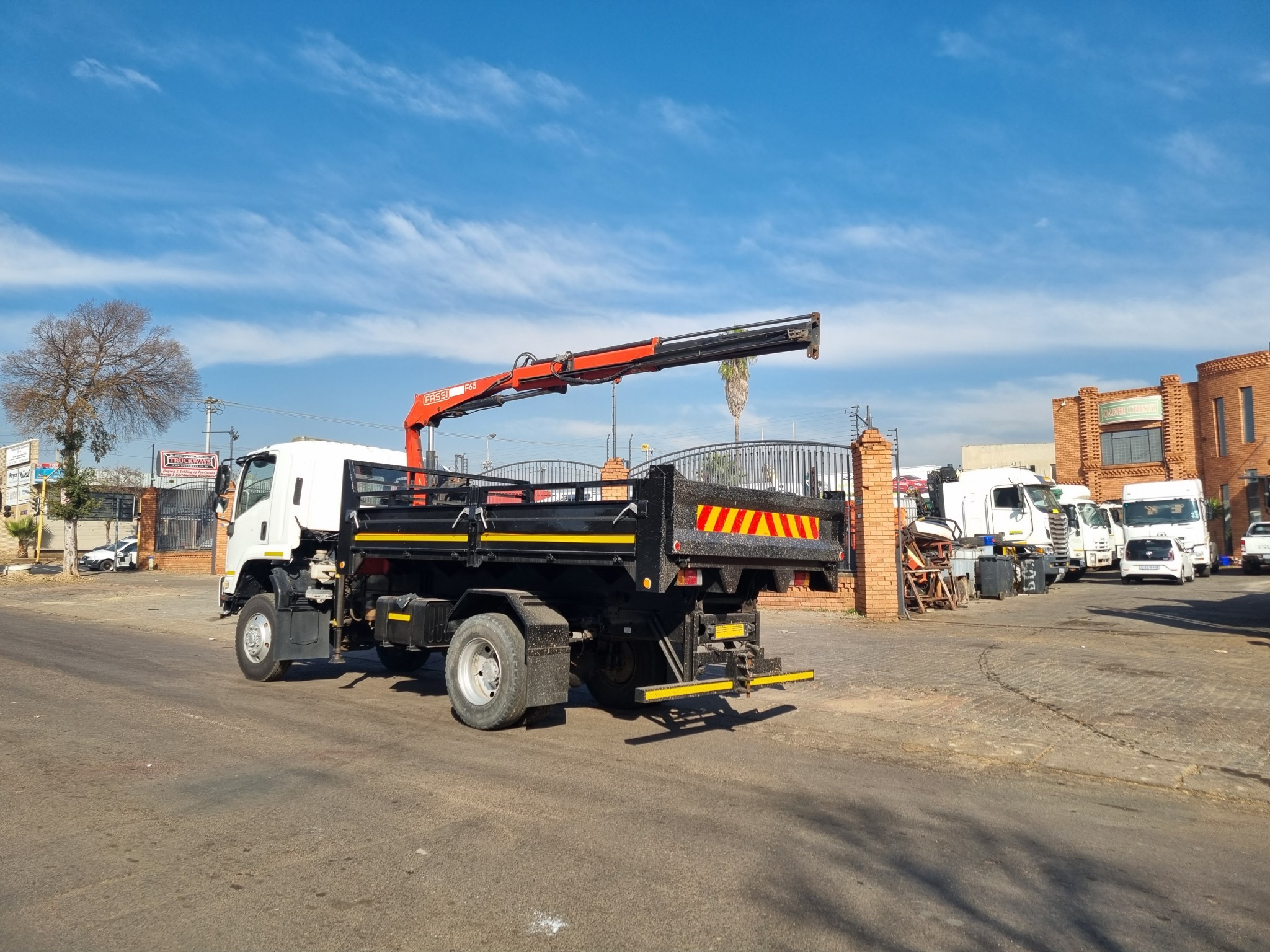 2014 ISUZU FTS750 4X4 5CUBE TIPPER DROPSIDE WITH FASSI F65 CRANE - Image 4