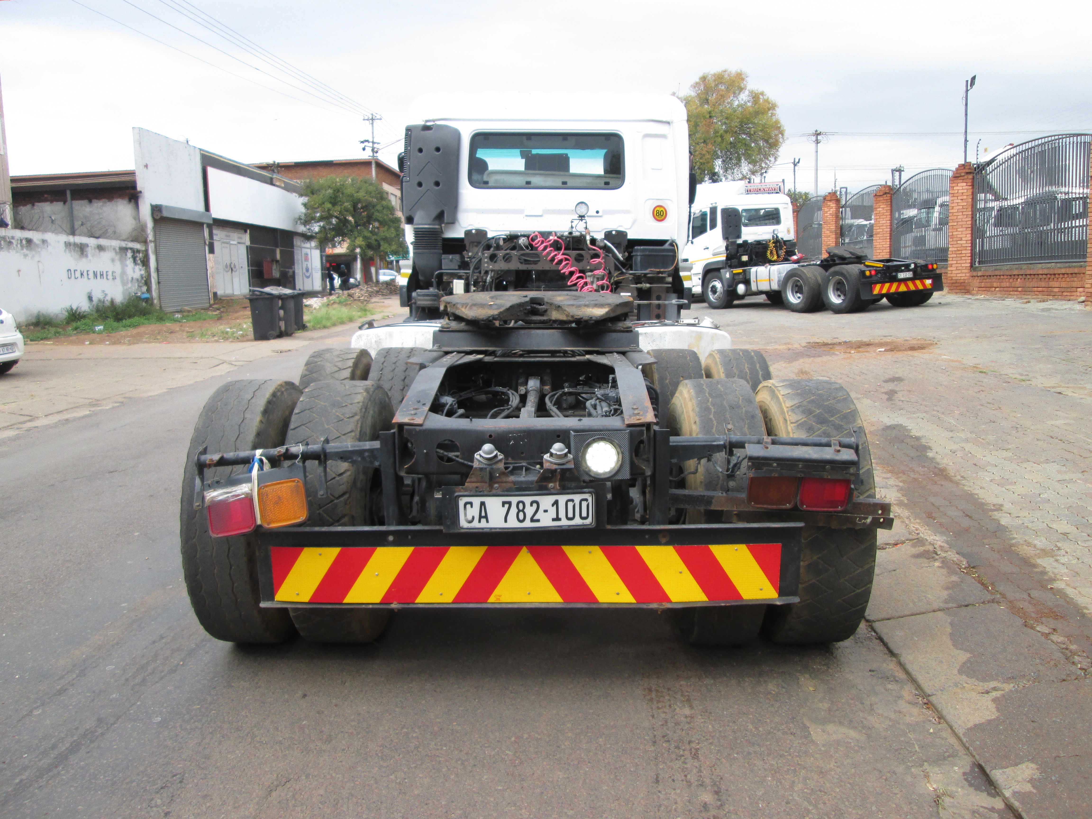 2015 UD QUON GW26-450 TRUCK TRACTOR 263383KM - Image 6