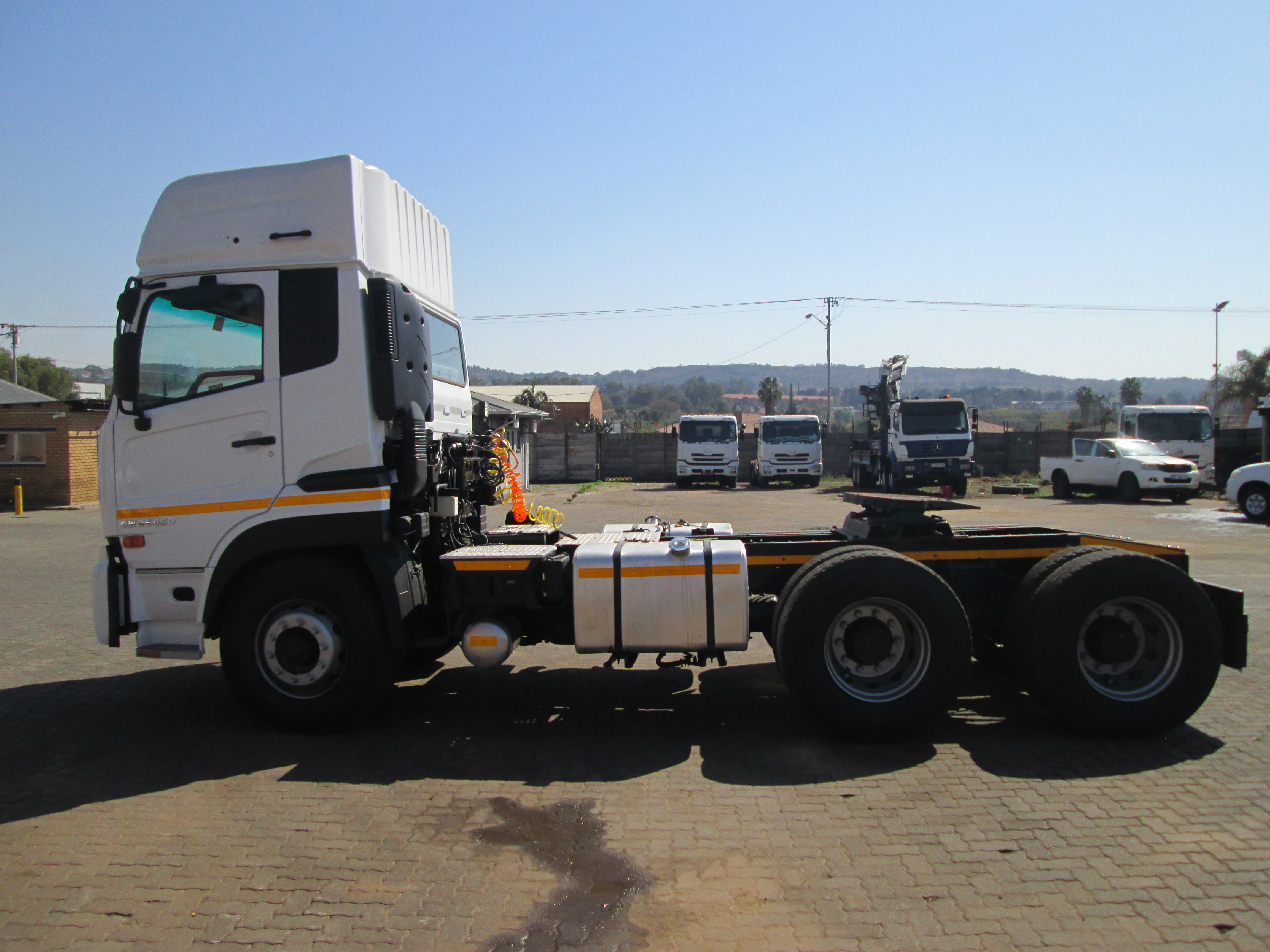 2015 UD QUON GW26-450 TRUCK TRACTOR 359828KM - Image 4