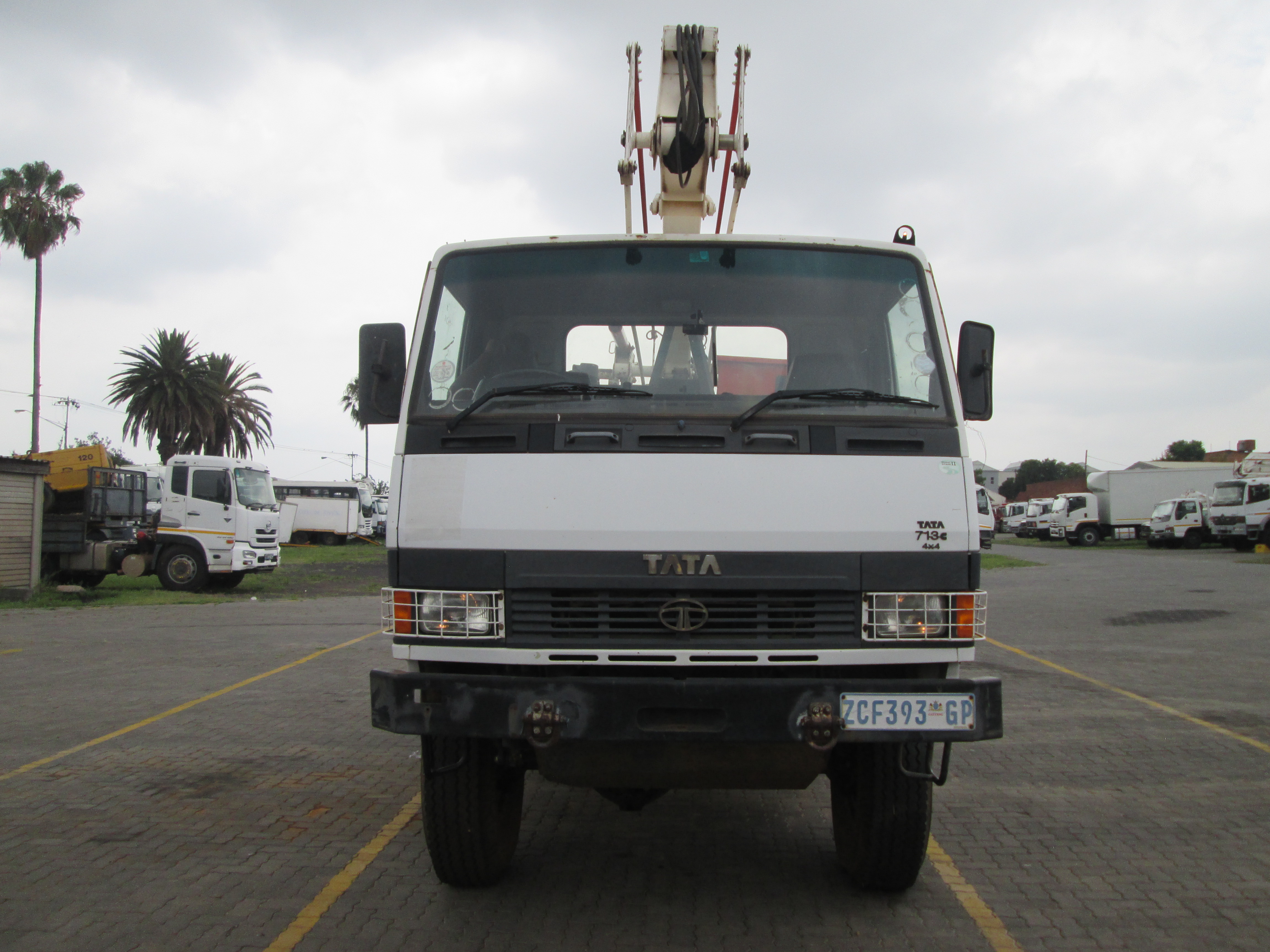 2010 TATA 713C 13M REACH LIVELINE CHERRY PICKER - Image 2