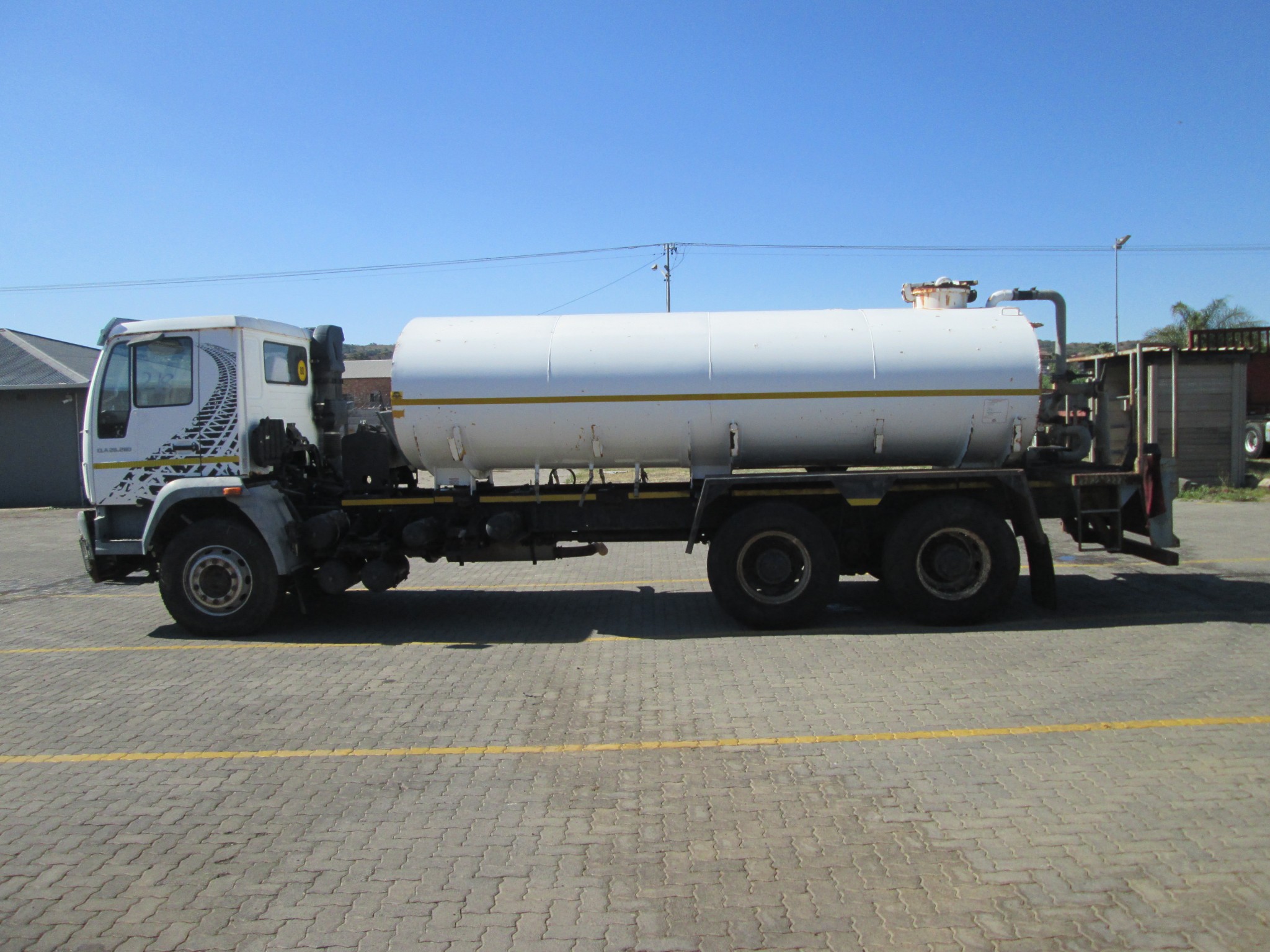 2018 MAN CLA26.280 12000L WATER TANKER - Image 4