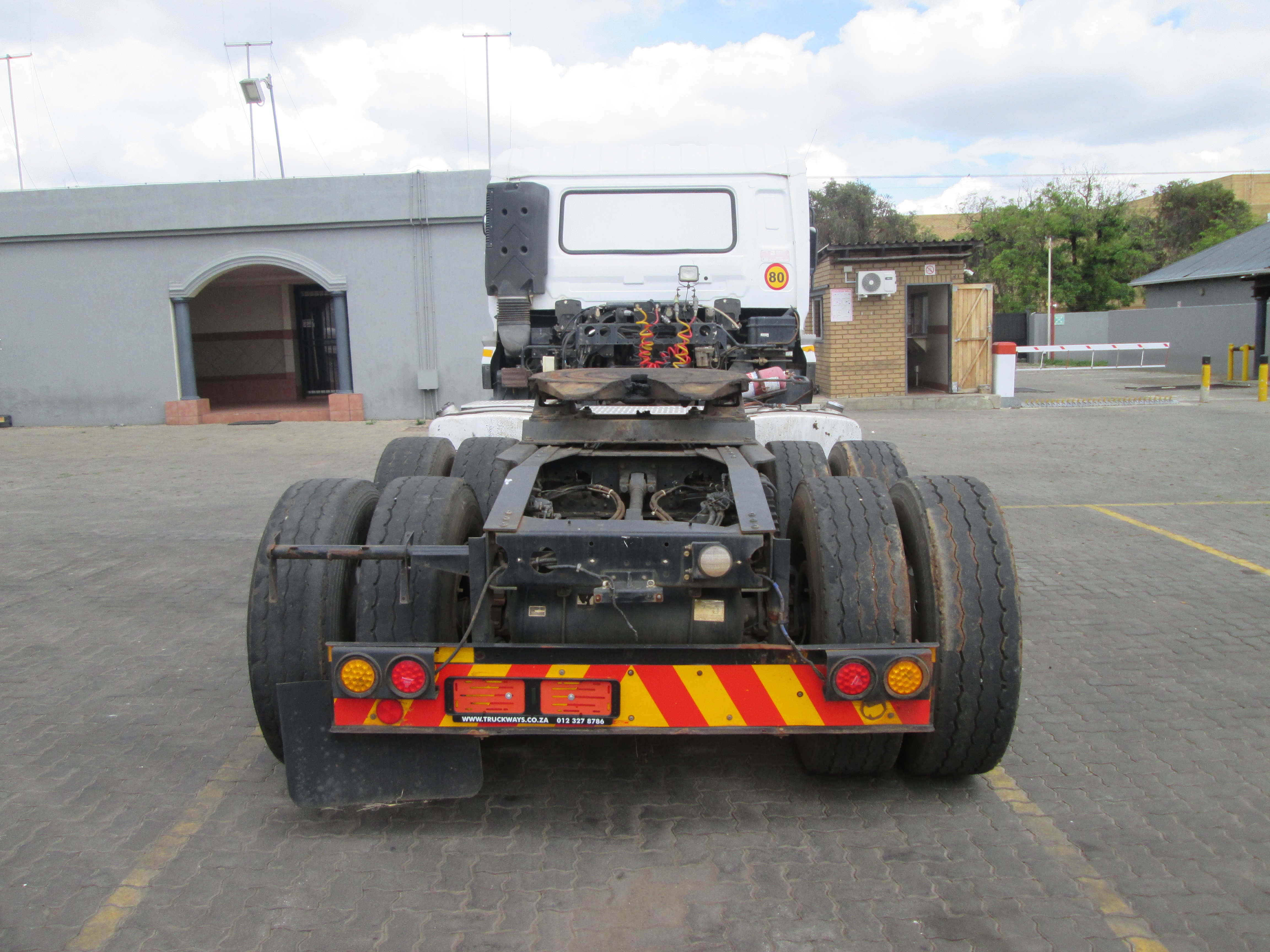 2019 UD QUON GW26-450 TRUCK TRACTOR 190585KM - Image 6