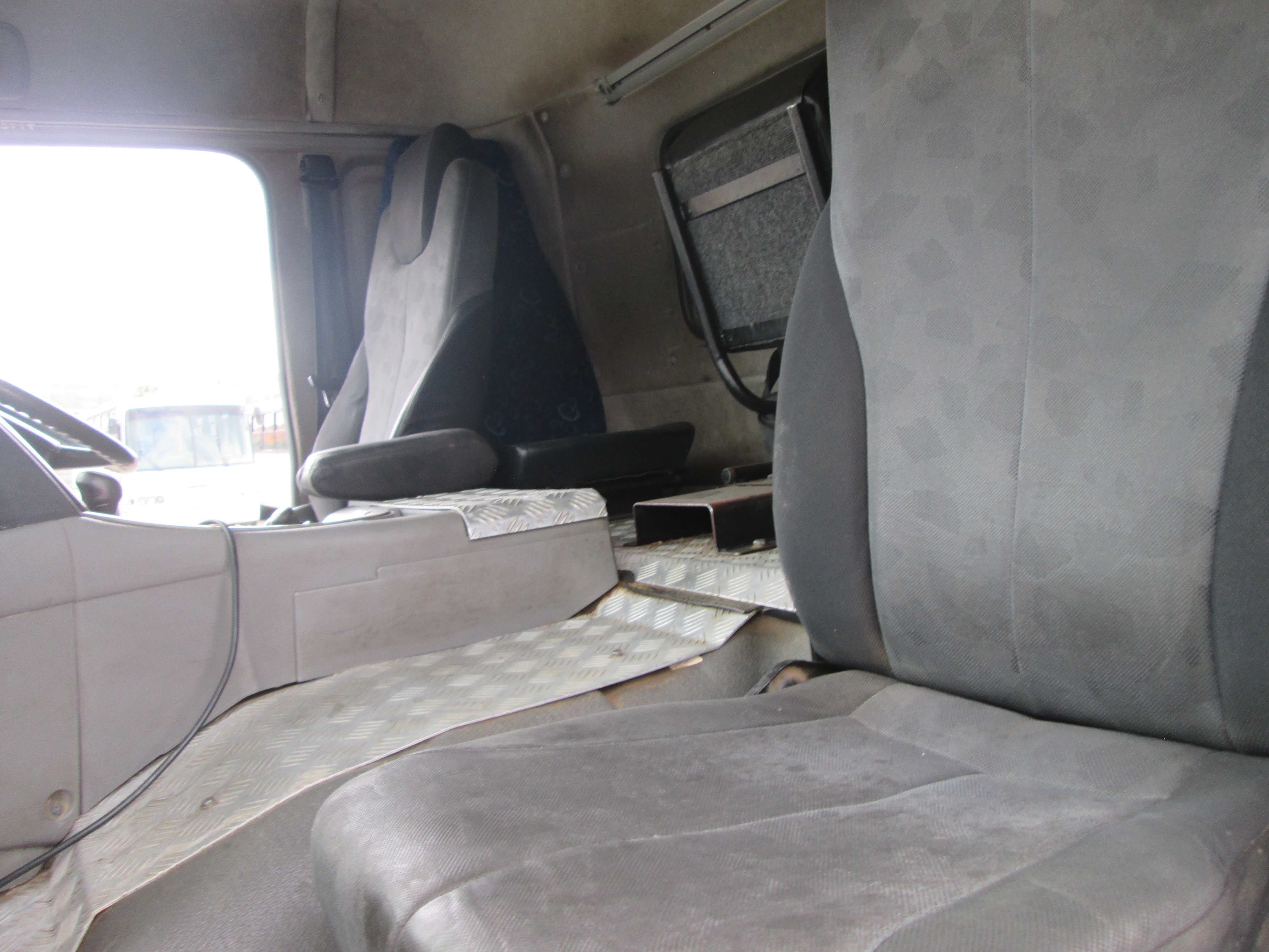 2019 UD QUON GW26-450 TRUCK TRACTOR 190585KM - Image 15