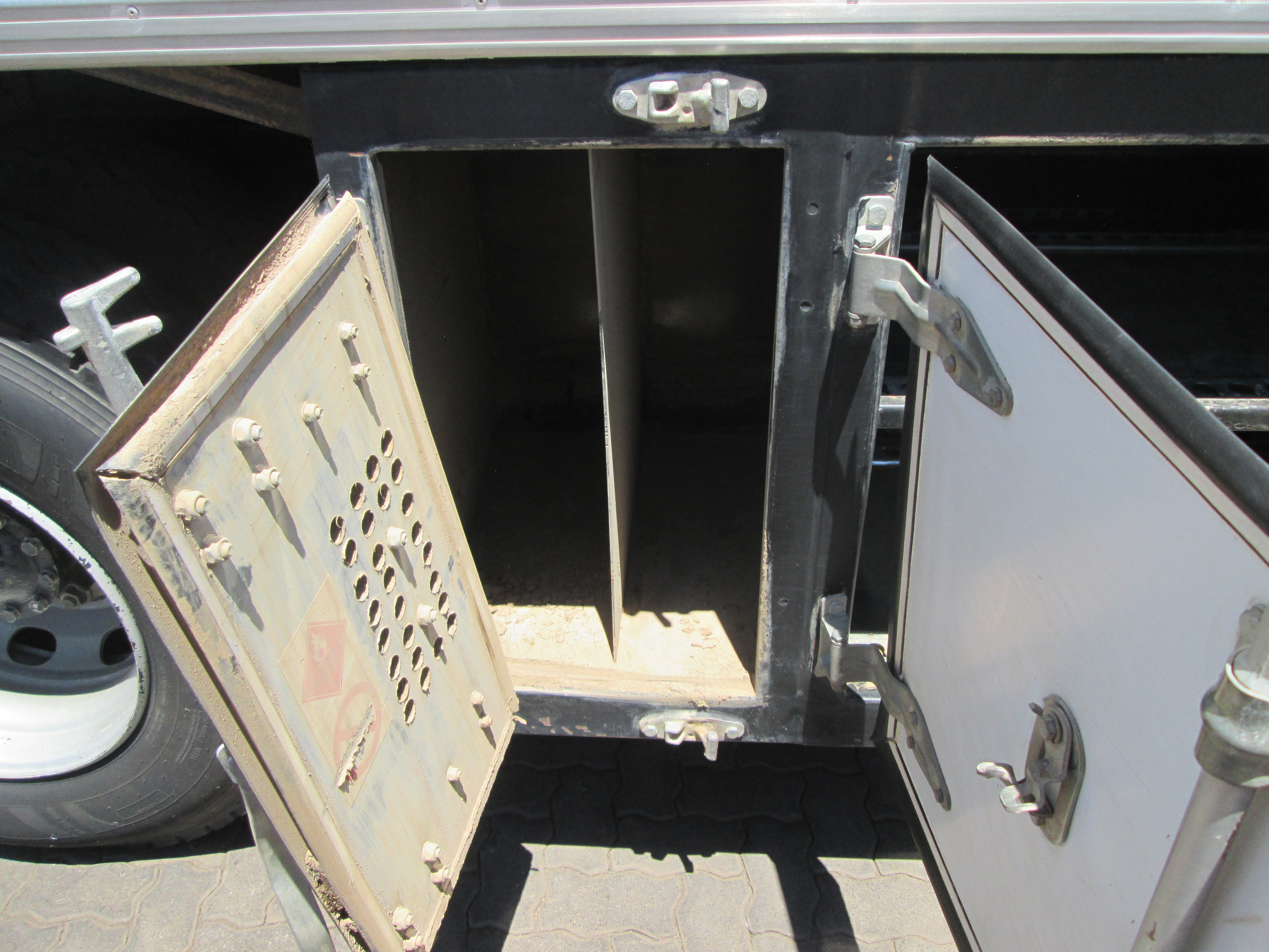 2021 ISUZU FTR850 A SEATER PASSENGER POD FEATURING AN INTEGRATED REAR WORKSTATION, DEDICATED CLIMATE CONTROL, AND EXTERNAL TOOLBOX DRAWERS - 167914KM - Image 7