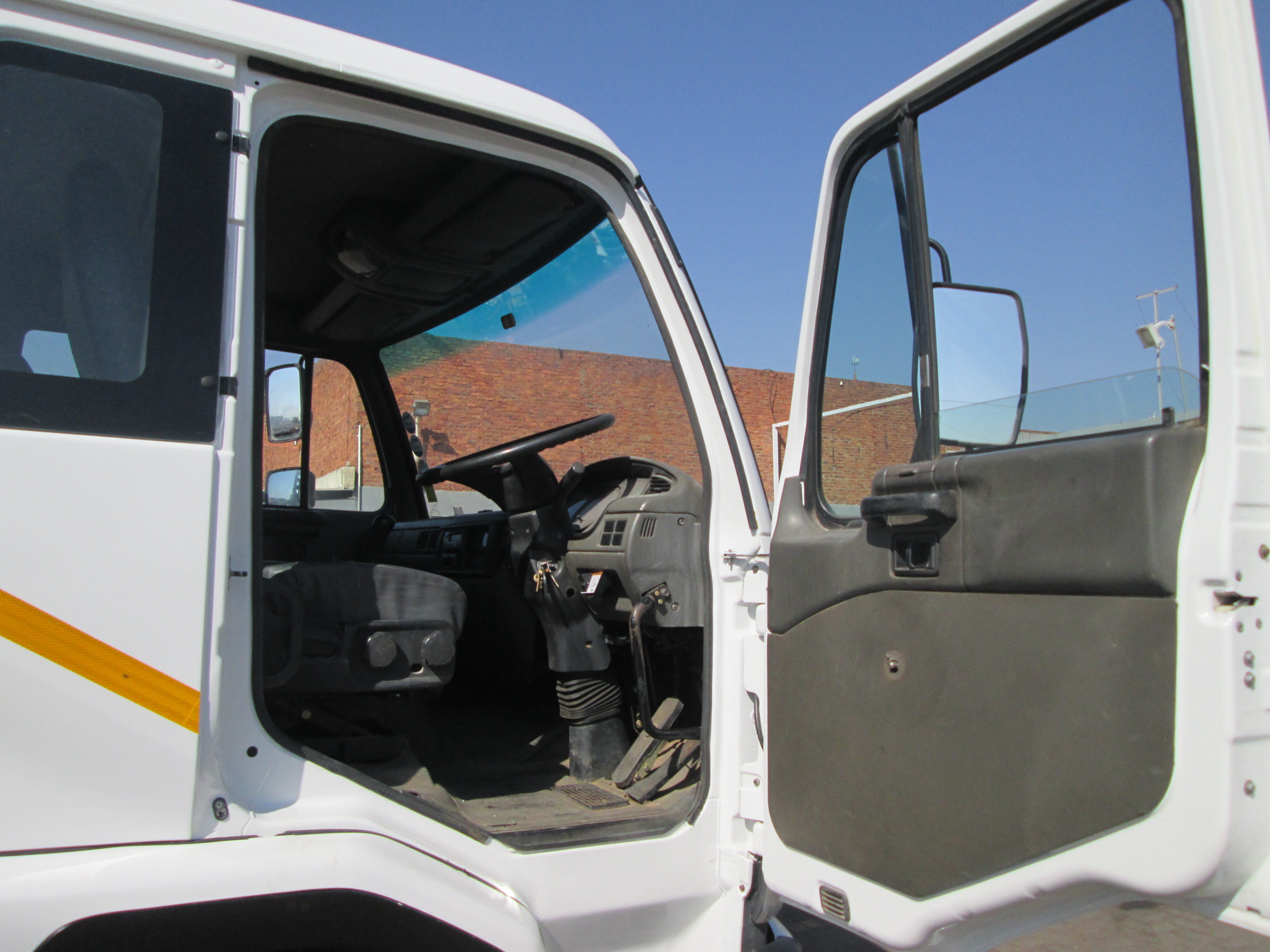 2000 UD80 8TON DROPSIDE WITH EFFER 75 CRANE - 138660KM - Image 8