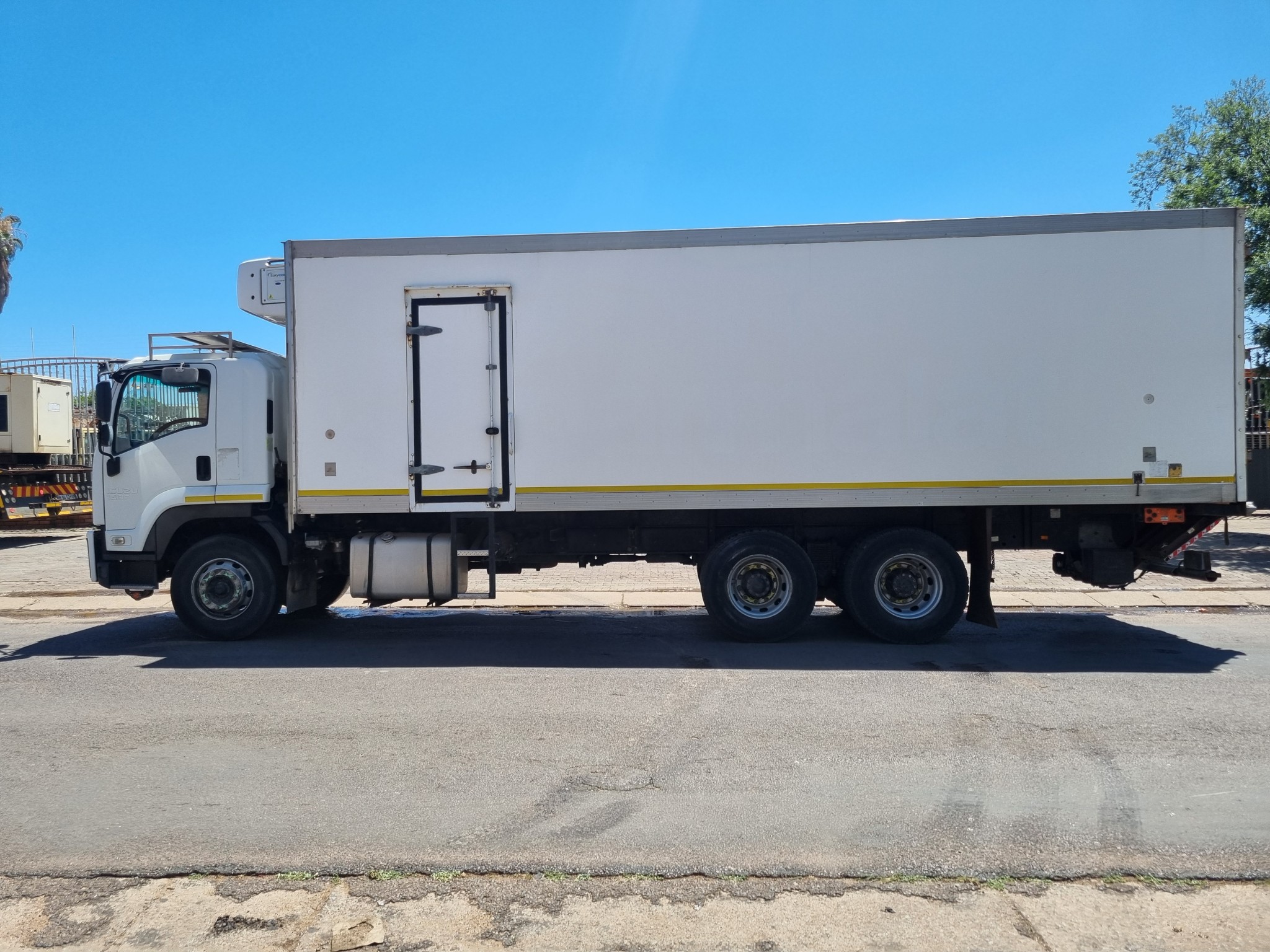2016 ISUZU FVZ1400 14TON TRUCK WITH FRIDGE BODY CARRIER UNIT - Image 5