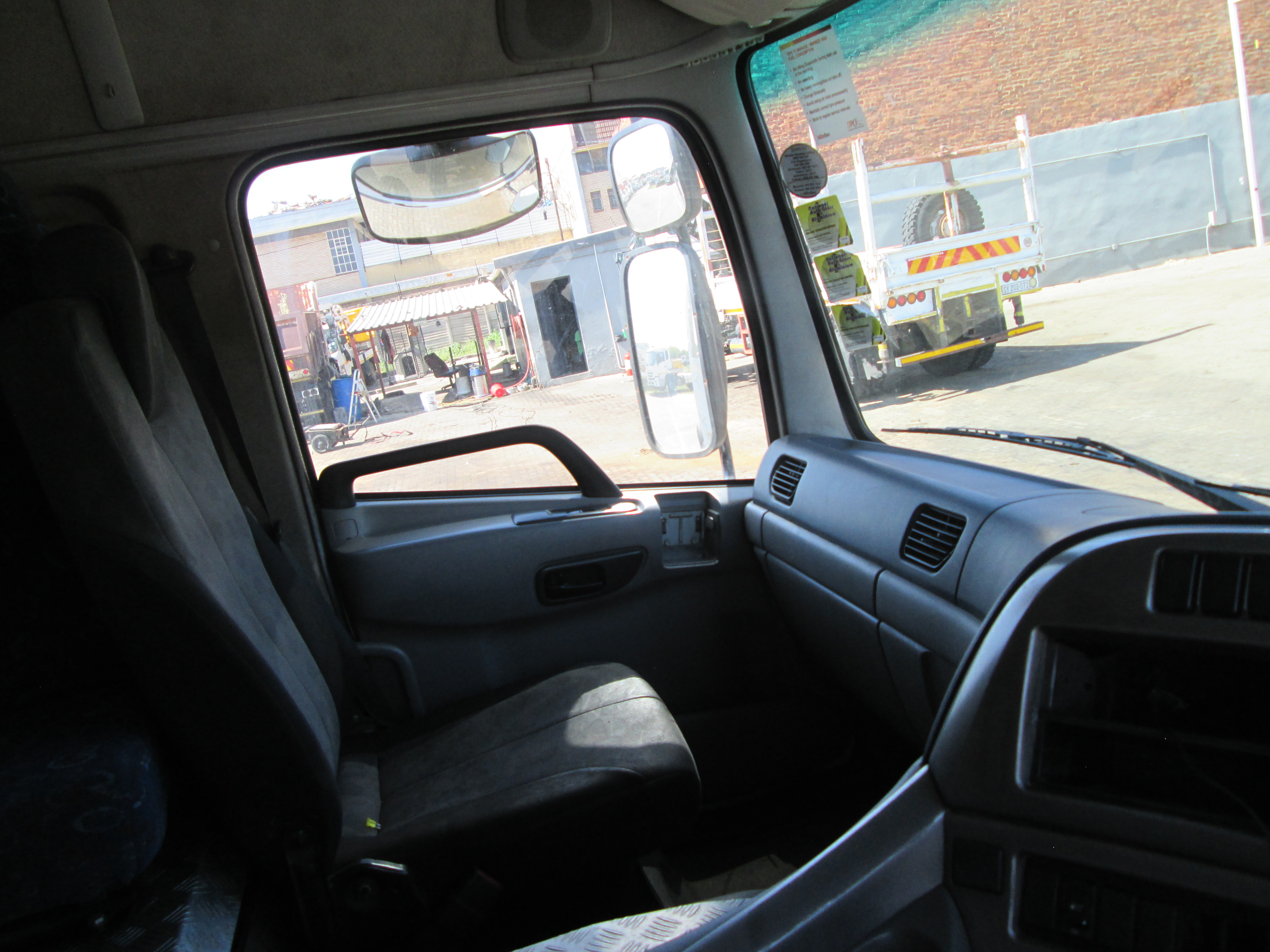 2018 UD QUON GW26-450 TRUCK TRACTOR 246563KM - Image 13