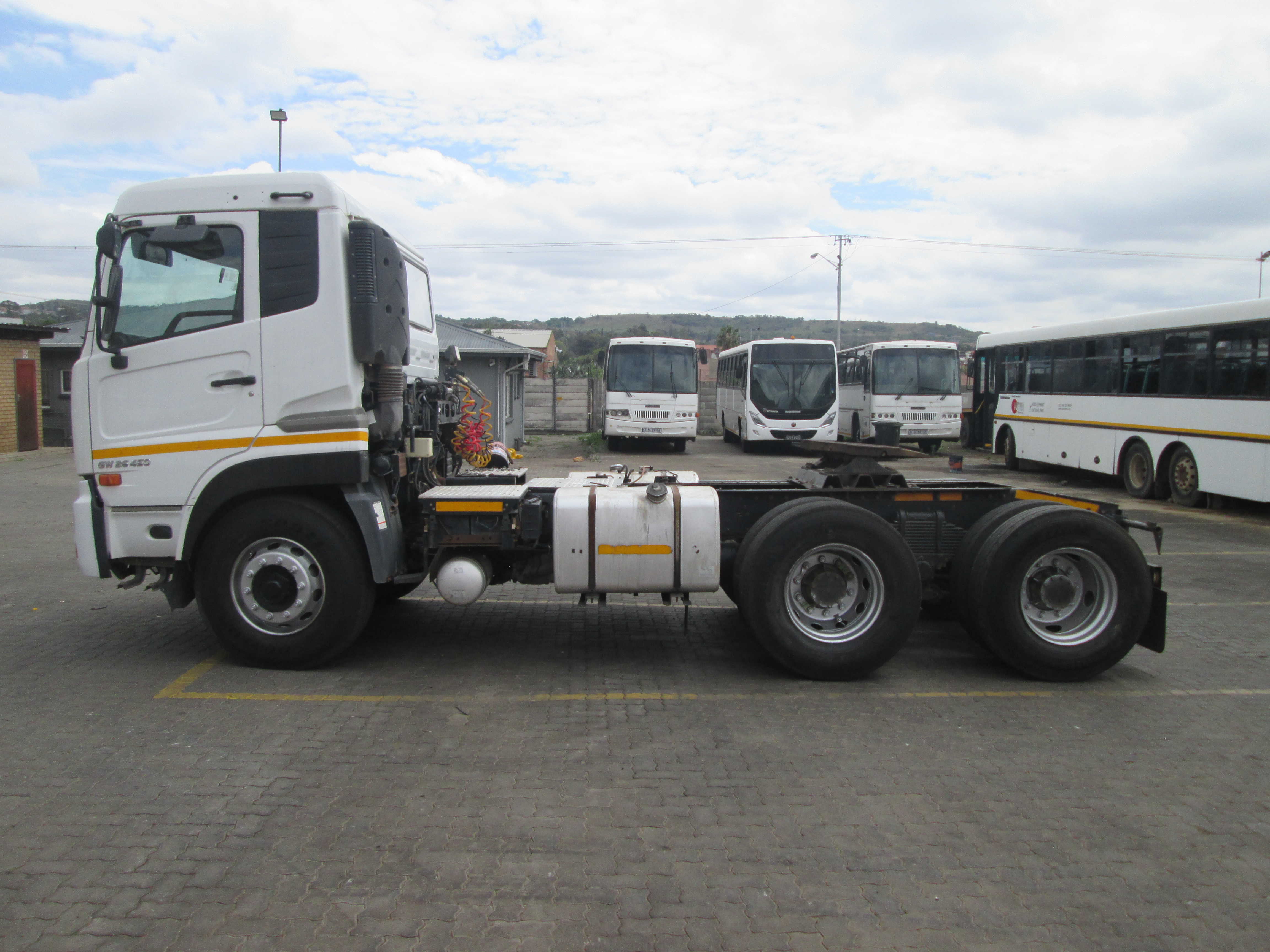 2019 UD QUON GW26-450 TRUCK TRACTOR 190585KM - Image 4