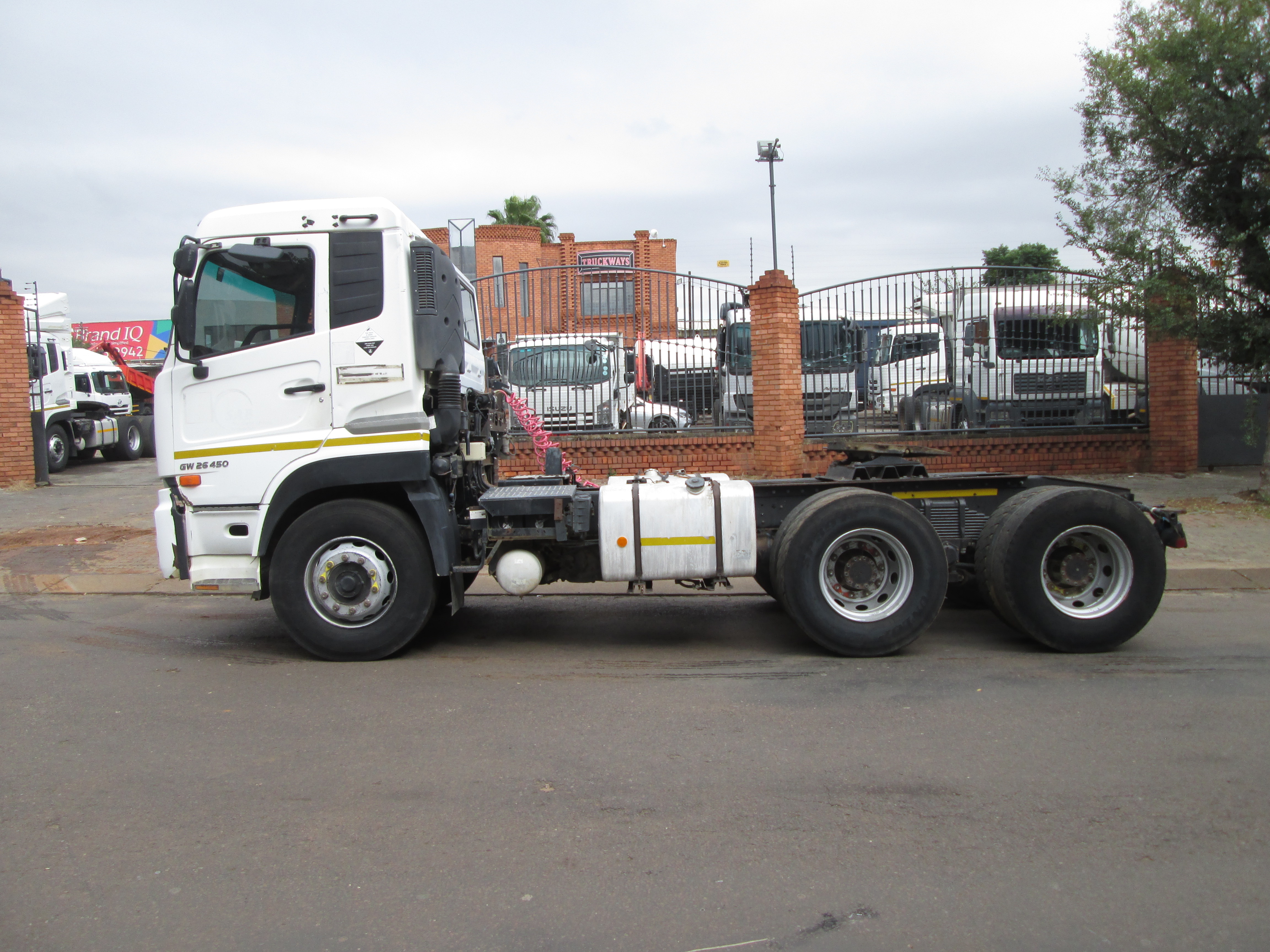 2015 UD QUON GW26-450 TRUCK TRACTOR 263383KM - Image 4