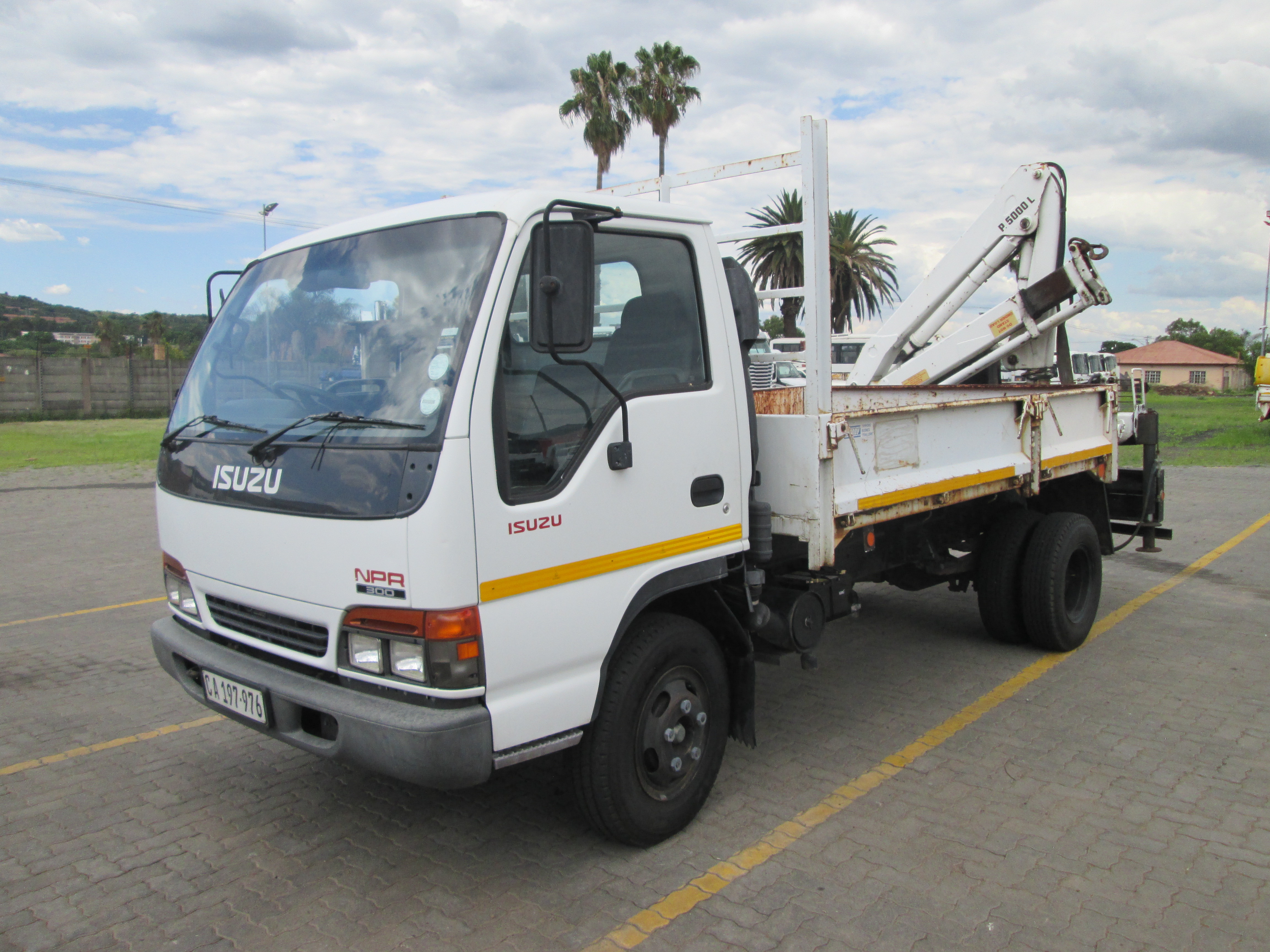 1999 ISUZU NPR300 3TON DROPSIDE WITH BONFIGLIOLI  P5000L CRANE - Image 3