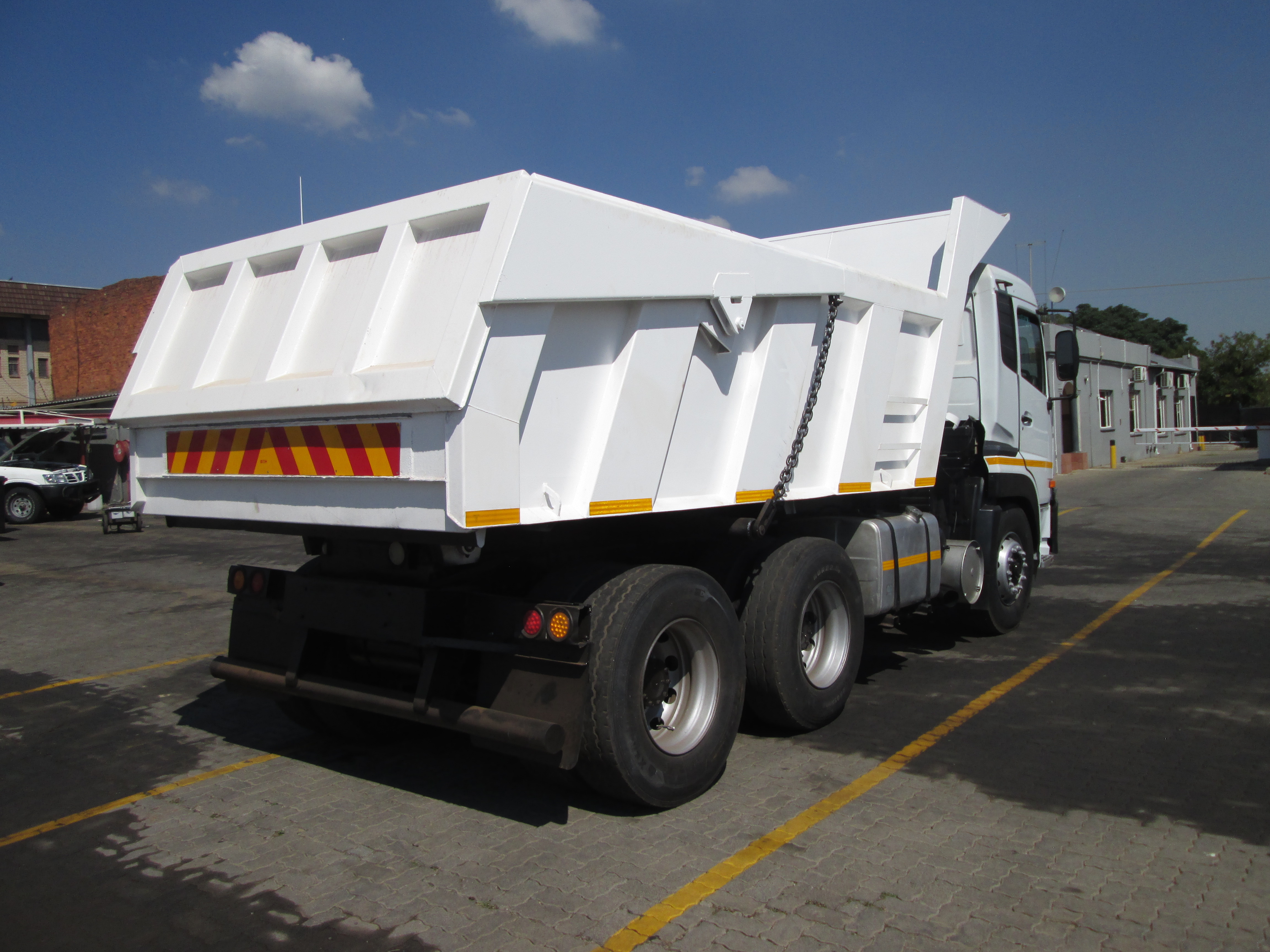 2015 UD QUON GW26-450 10CUBE TIPPER - Image 7