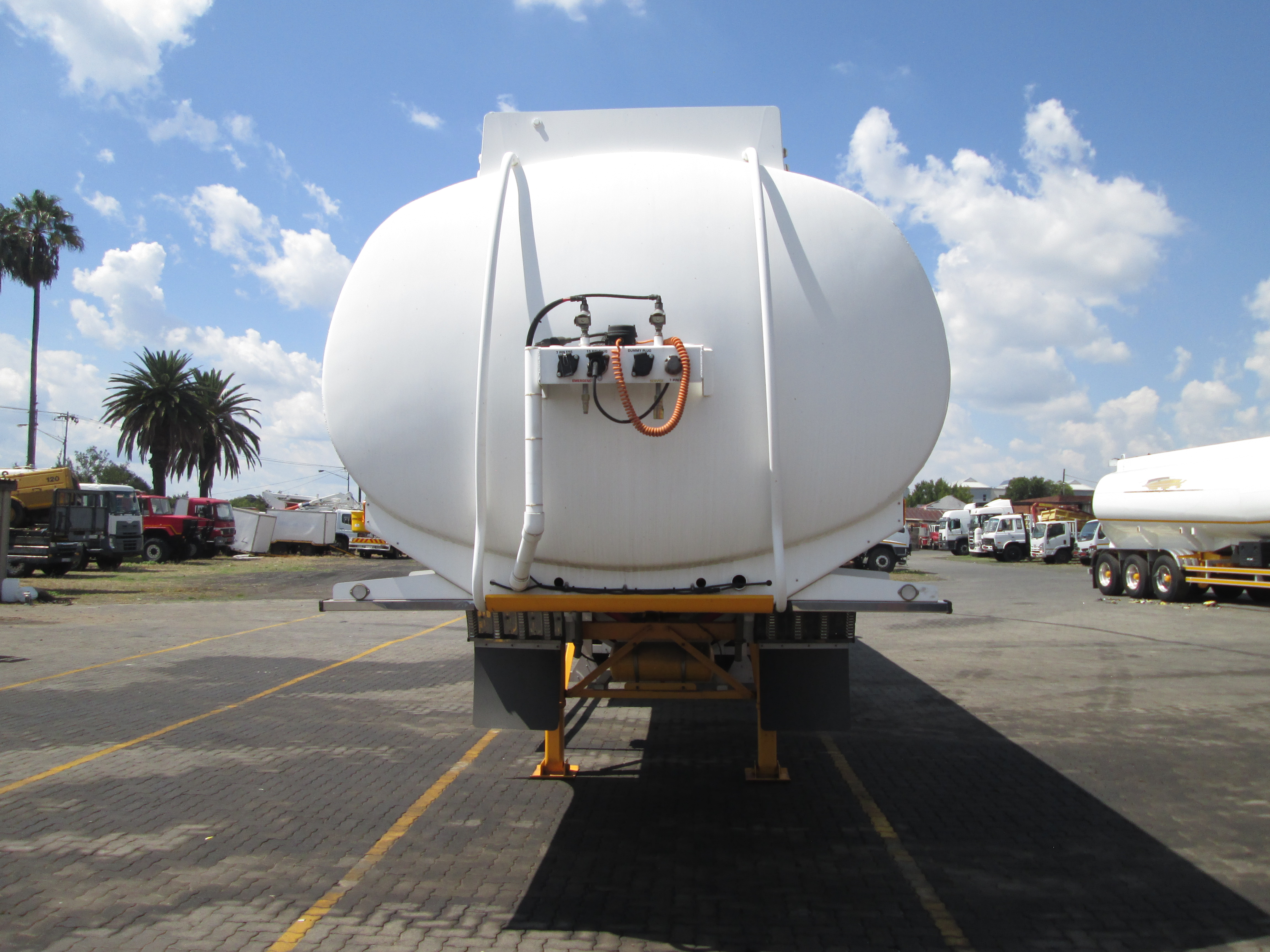 Un-usedTank Clinic 45 000l fuel tanker - Image 2