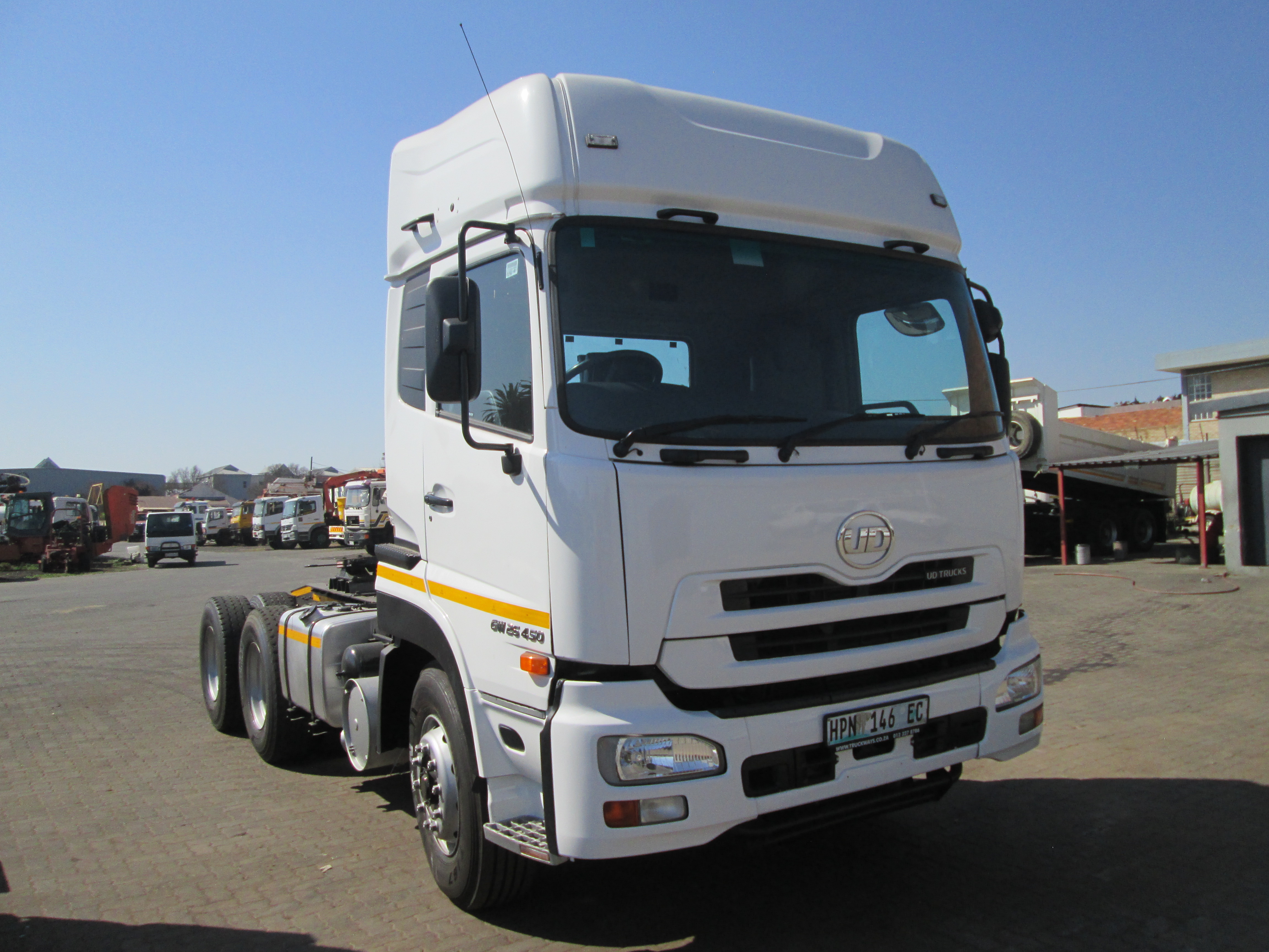 2015 UD QUON GW26-450 TRUCK TRACTOR 359828KM - Image 1