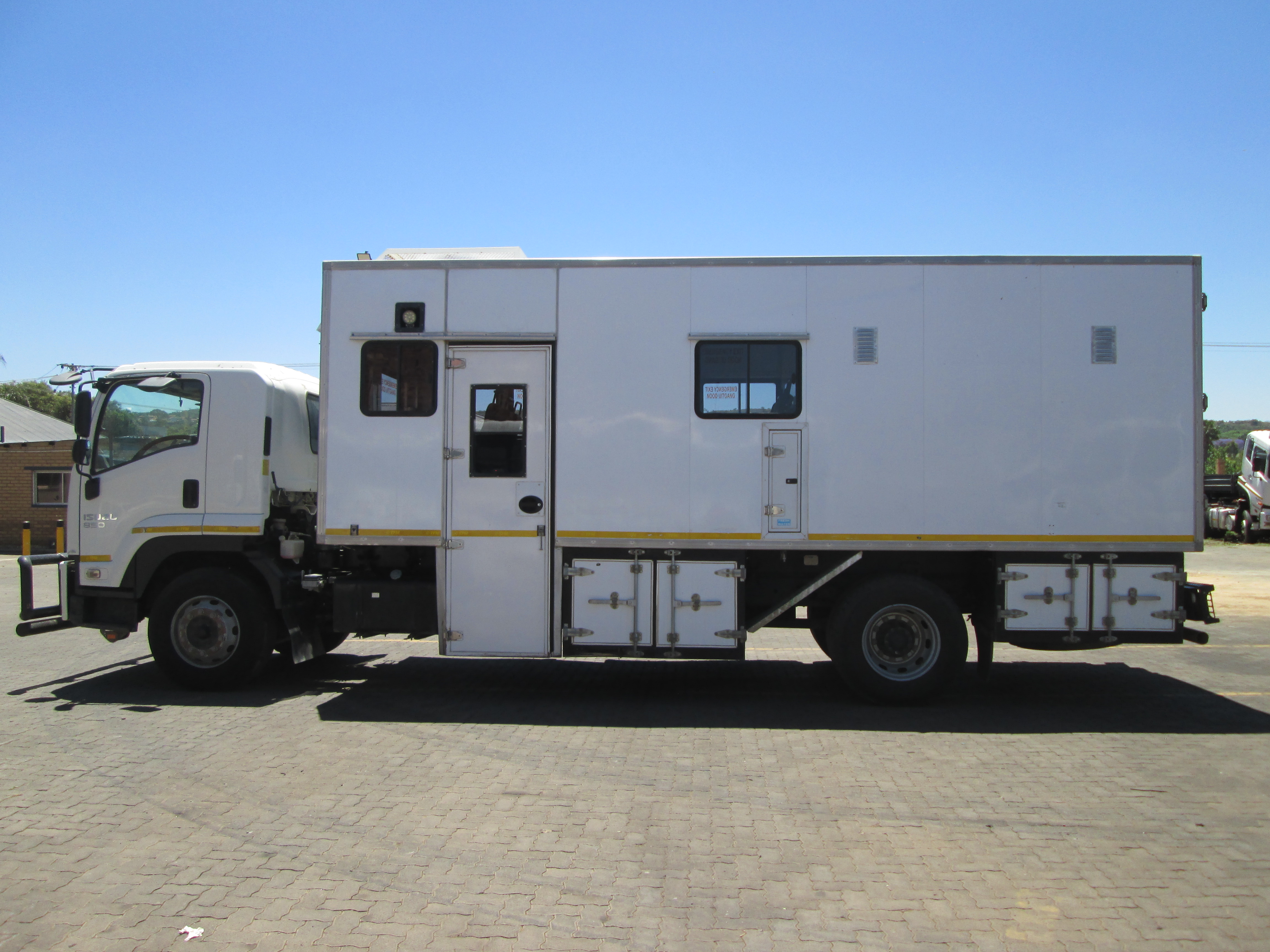2021 ISUZU FTR850 A SEATER PASSENGER POD FEATURING AN INTEGRATED REAR WORKSTATION, DEDICATED CLIMATE CONTROL, AND EXTERNAL TOOLBOX DRAWERS - 167914KM - Image 16