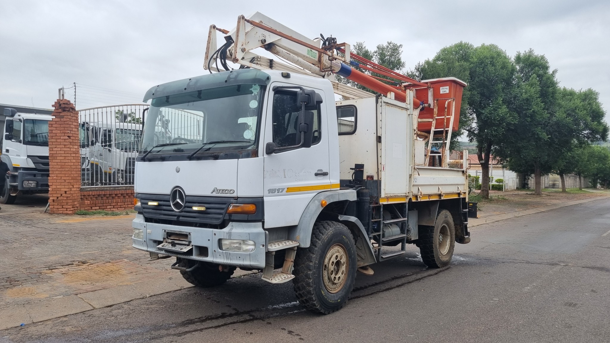 2002 MERCEDES BENZ1517 4x4 12M REACH LIVE LINE TRUCK - Image 4