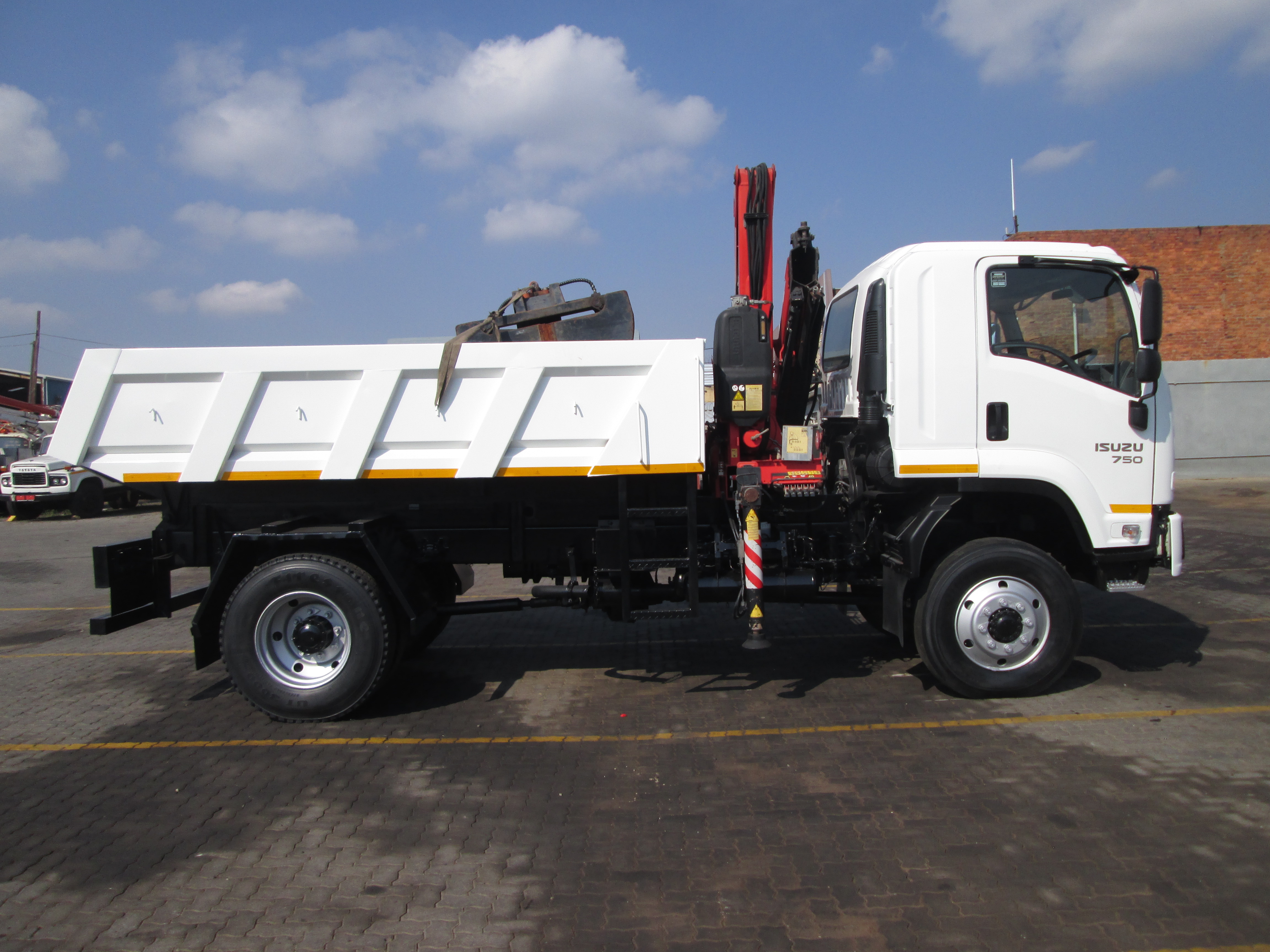 2014 ISUZU FTS750 4X4 5CUBE TIPPER DROPSIDE WITH FASSI F65 CRANE - 188628KM - Image 8