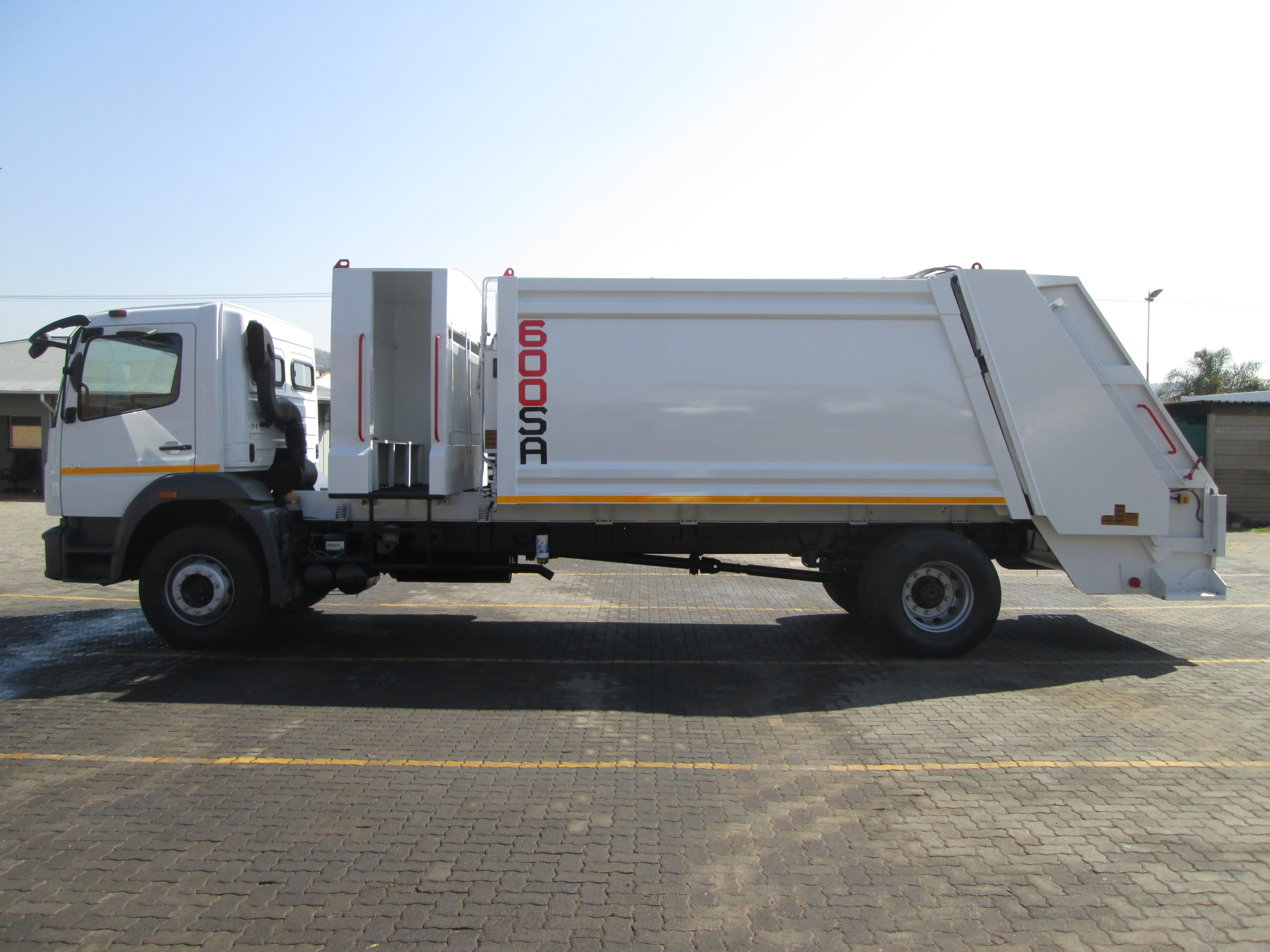 2018 FUSO FJ16-230 13CUBE COMPACTOR - Image 4