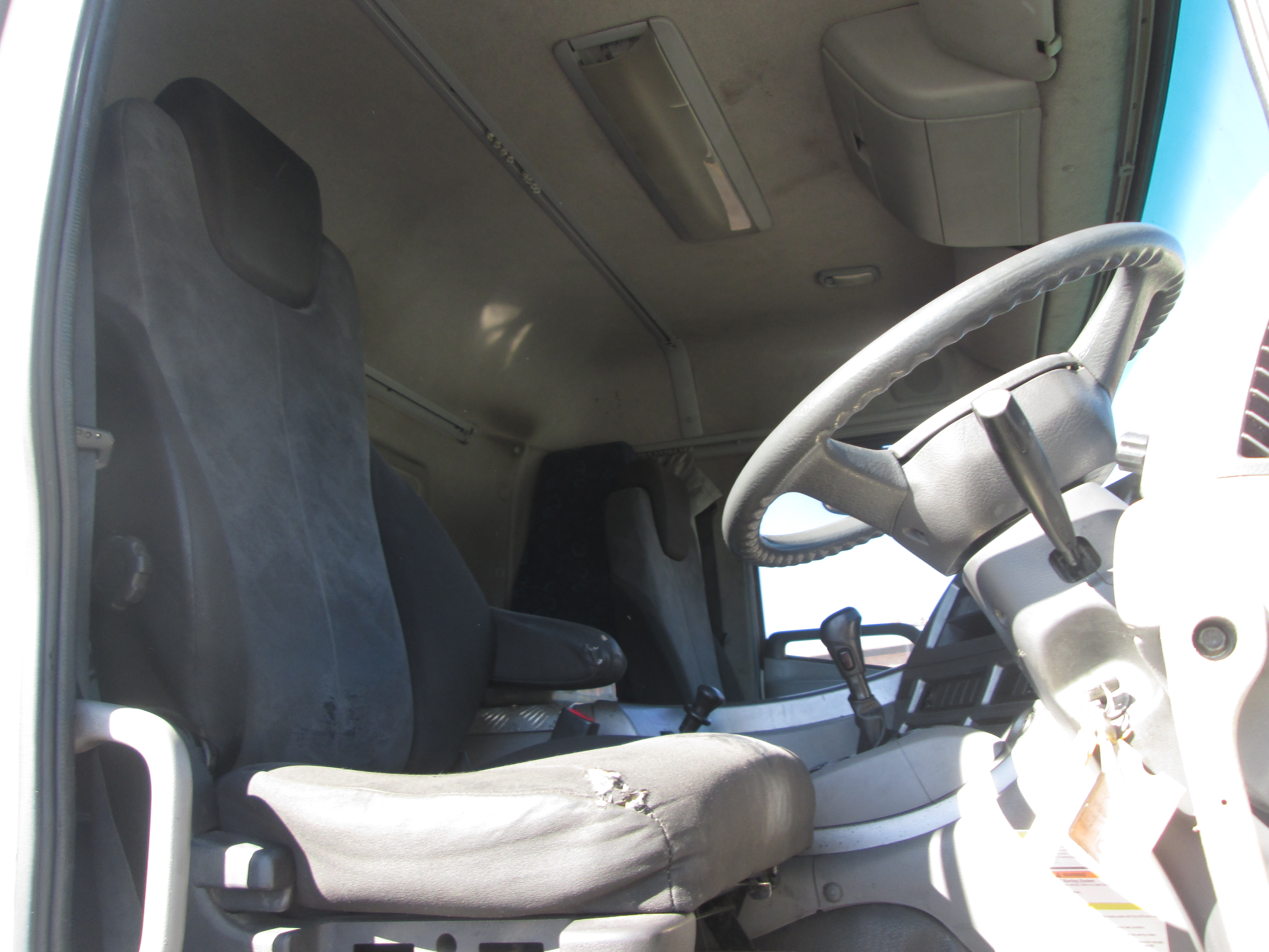 2015 UD QUON GW26-450 TRUCK TRACTOR 296557KM - Image 12