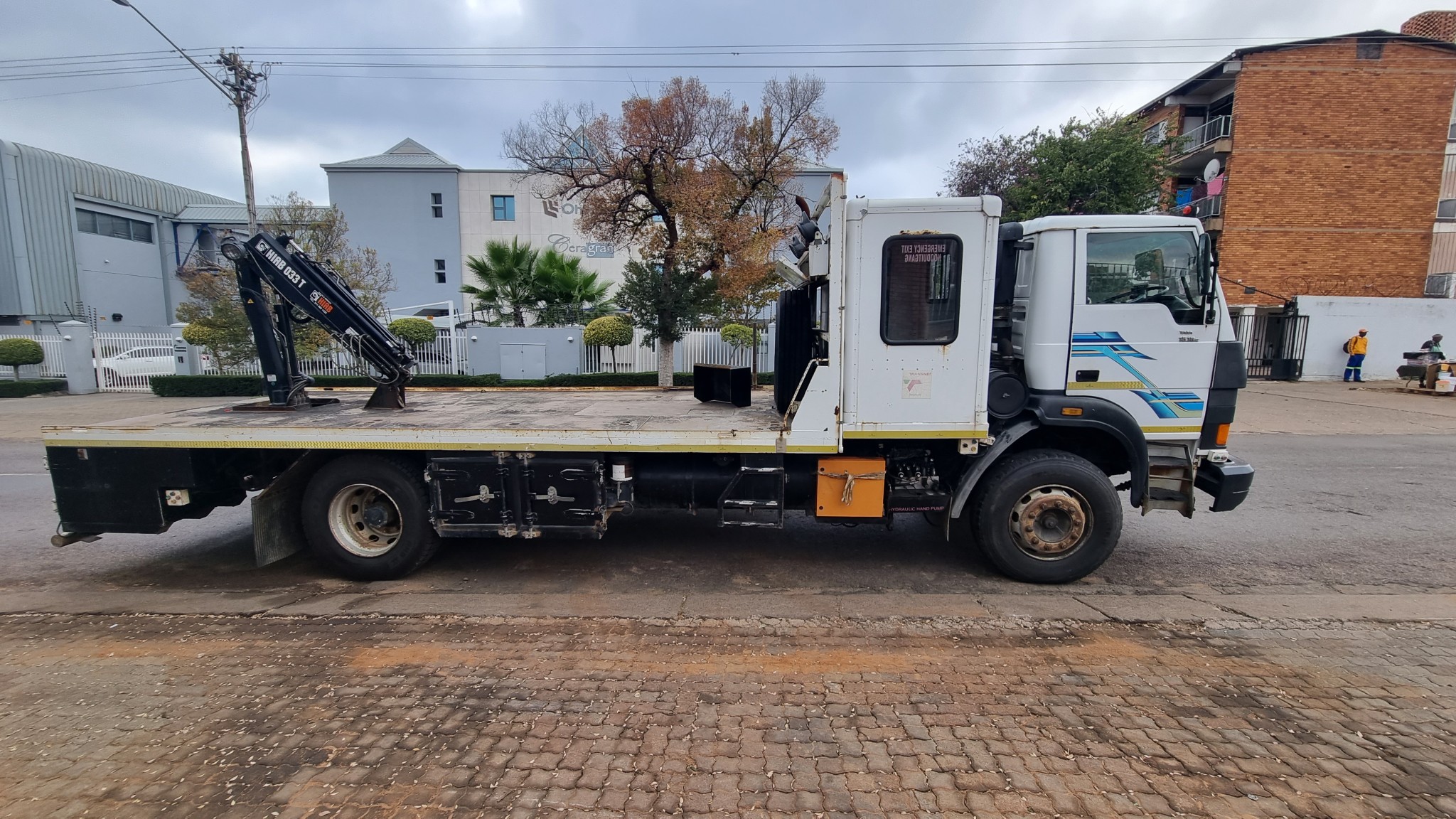 2010 TATA 1518c  8TON FLATDECK WITH 033T HIAB CRANE - Image 9