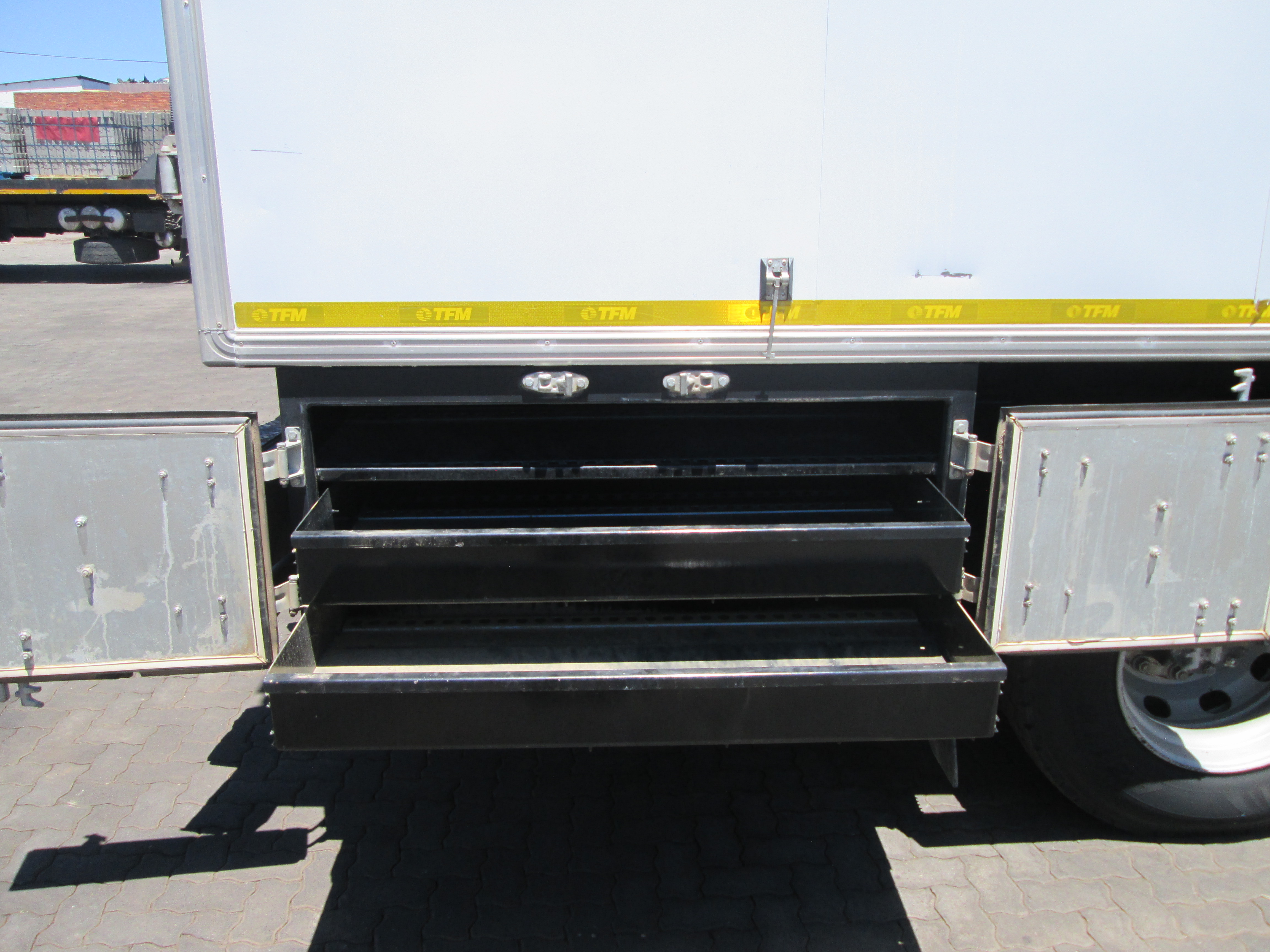 2021 ISUZU FTR850 A SEATER PASSENGER POD FEATURING AN INTEGRATED REAR WORKSTATION, DEDICATED CLIMATE CONTROL, AND EXTERNAL TOOLBOX DRAWERS - 167914KM - Image 6
