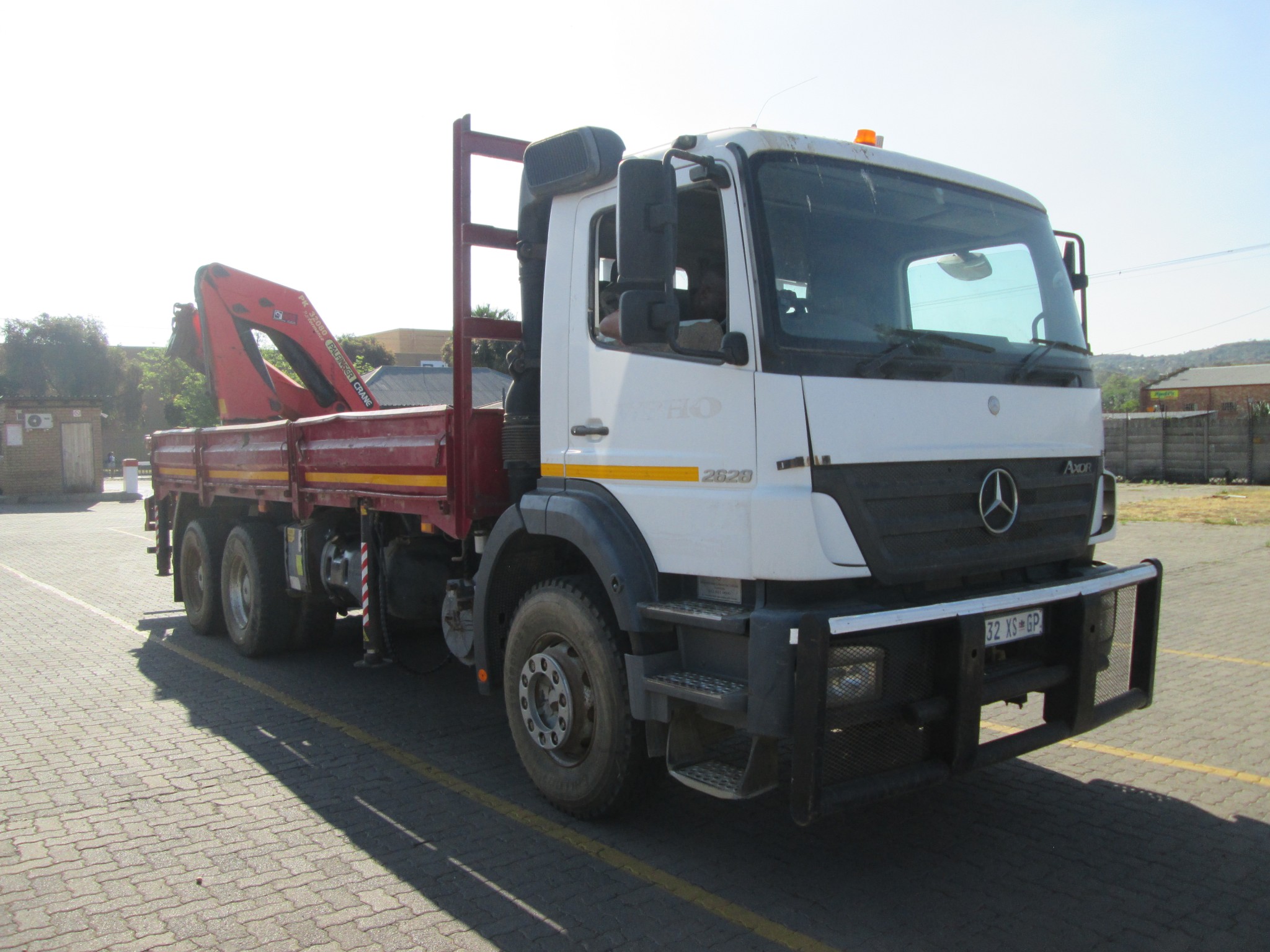 2011 MERCEDES BENZ 2628 AXOR 12TON DROPSIDE WITH PK32080 - Image 1