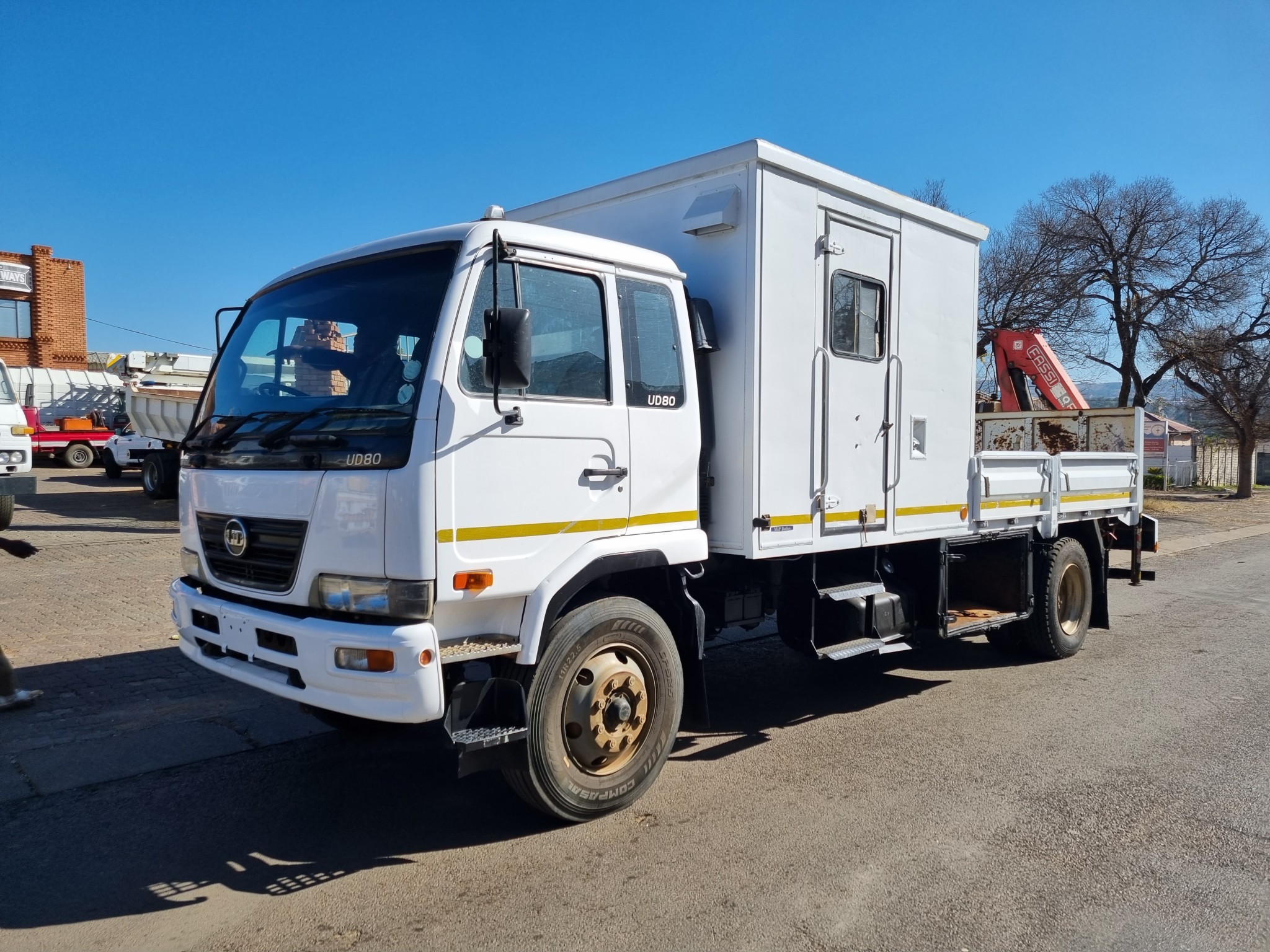 2011 UD TRUCK UD80 8TON DROPSIDE WITH FASSI F65 CRANE & CREWCAB - Image 3