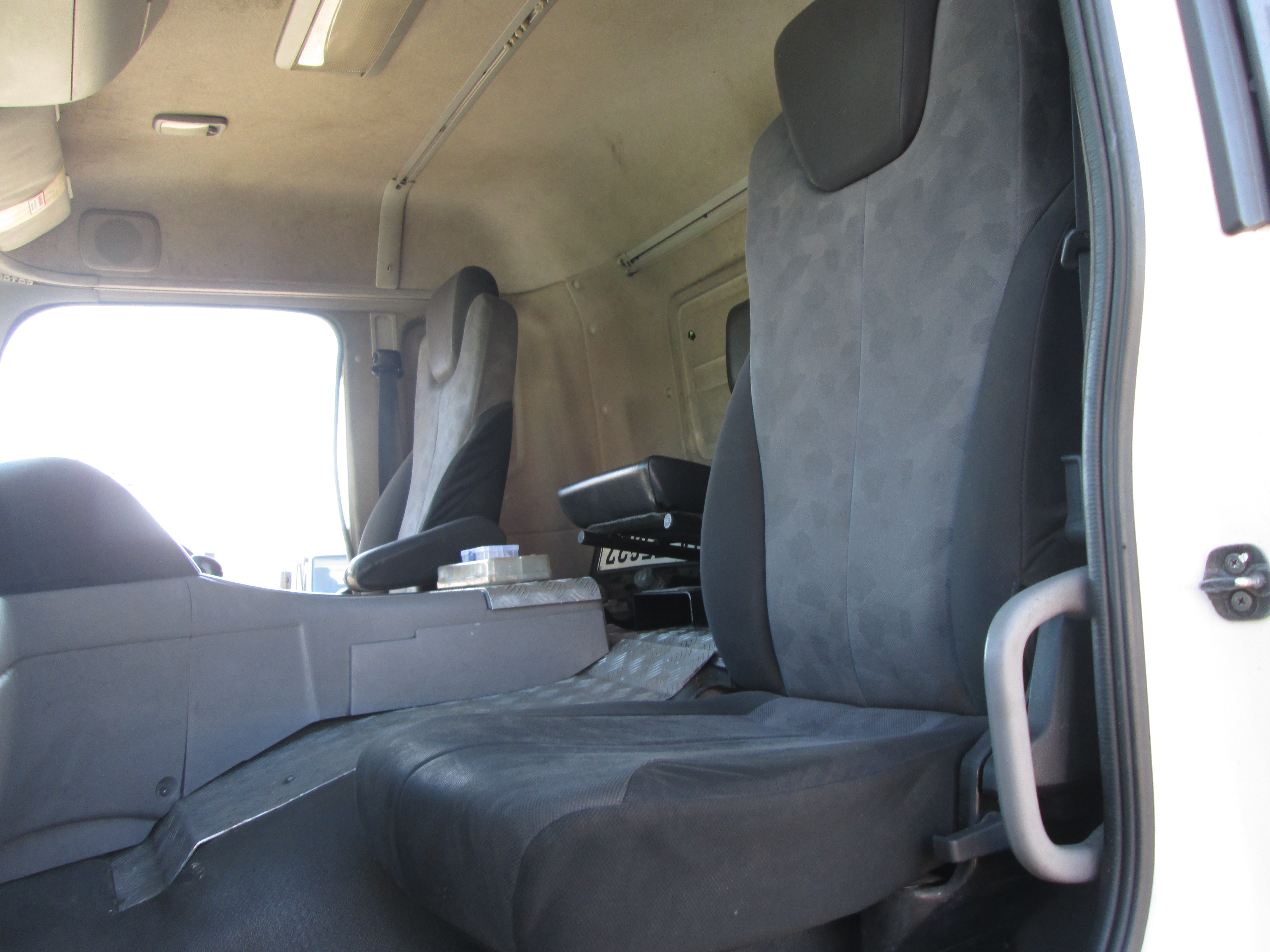 2015 UD QUON GW26-450 TRUCK TRACTOR 296557KM - Image 15