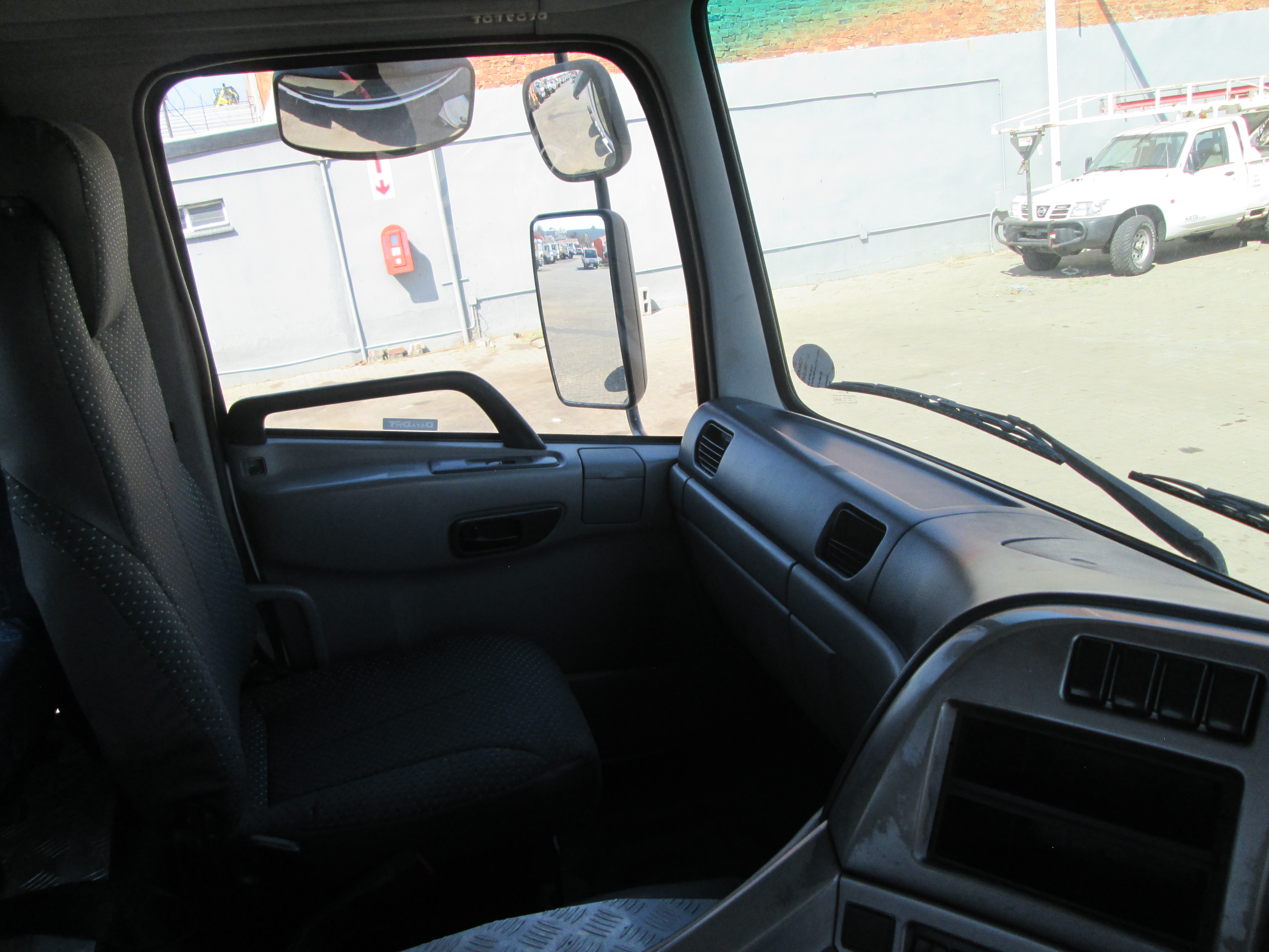 2015 UD QUON GW26-450 TRUCK TRACTOR 359828KM - Image 14
