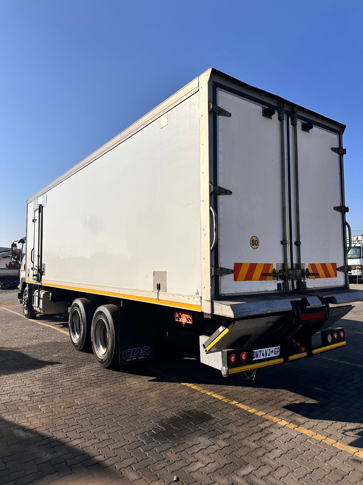 2015 ISUZU FVM1200 FRIDGE TRUCK WITH THERMOKING T-800R (-25 degrees Celsius) 362495KM - Image 3