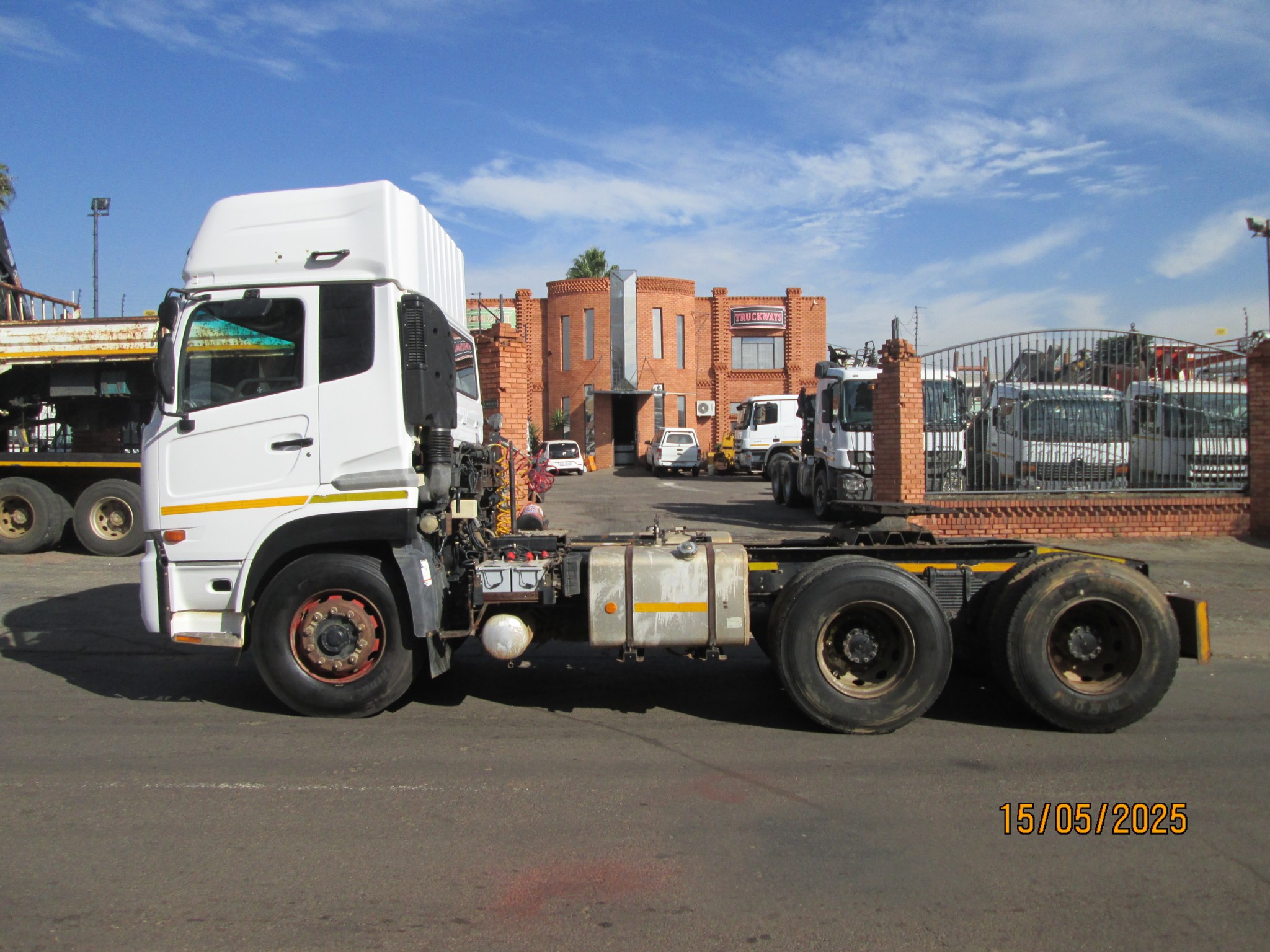 2015 UD QUON GW26-450 TRUCK TRACTOR - Image 4