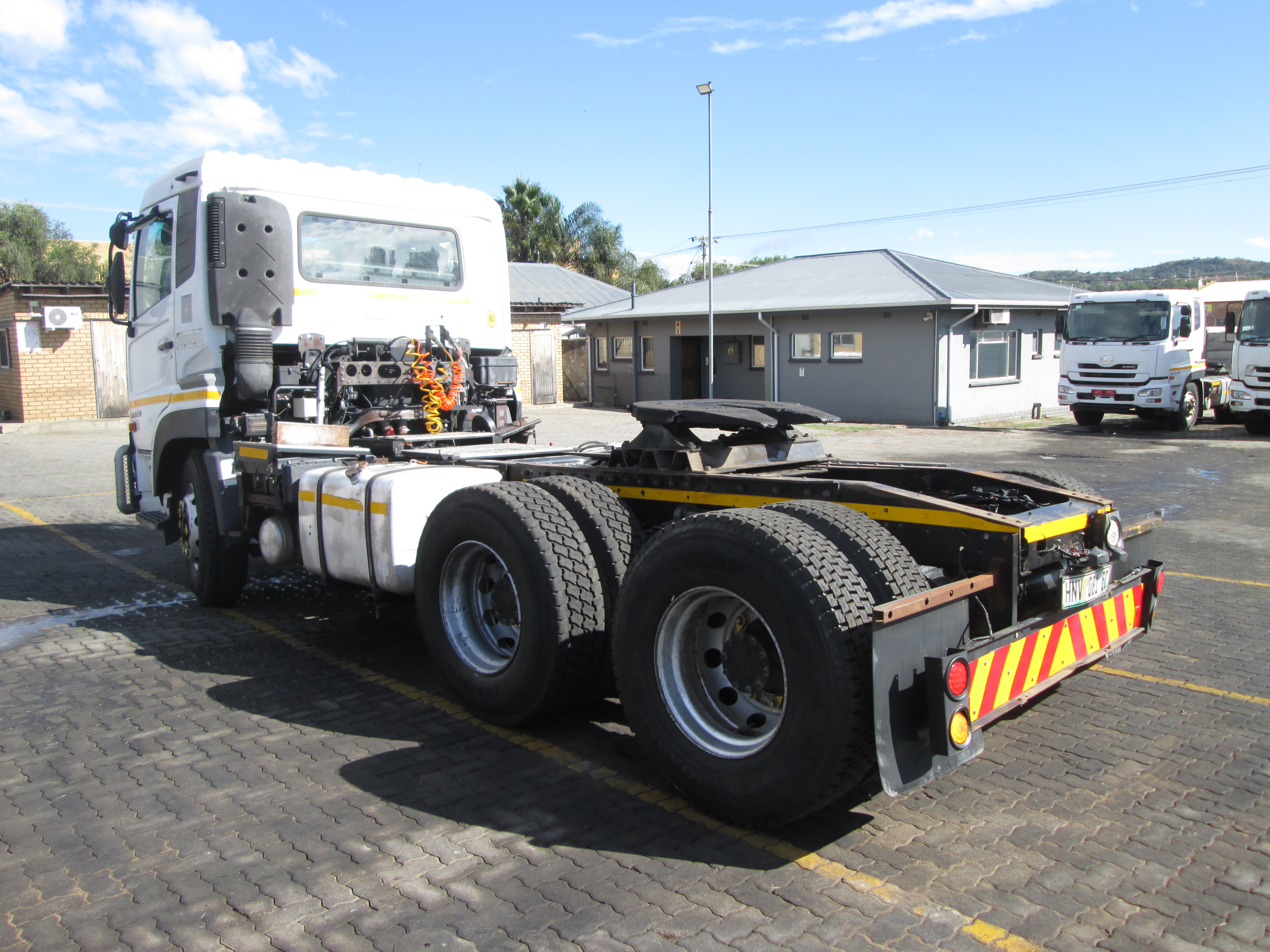 2015 UD QUON GW26-450 TRUCK TRACTOR 294538KM - Image 5