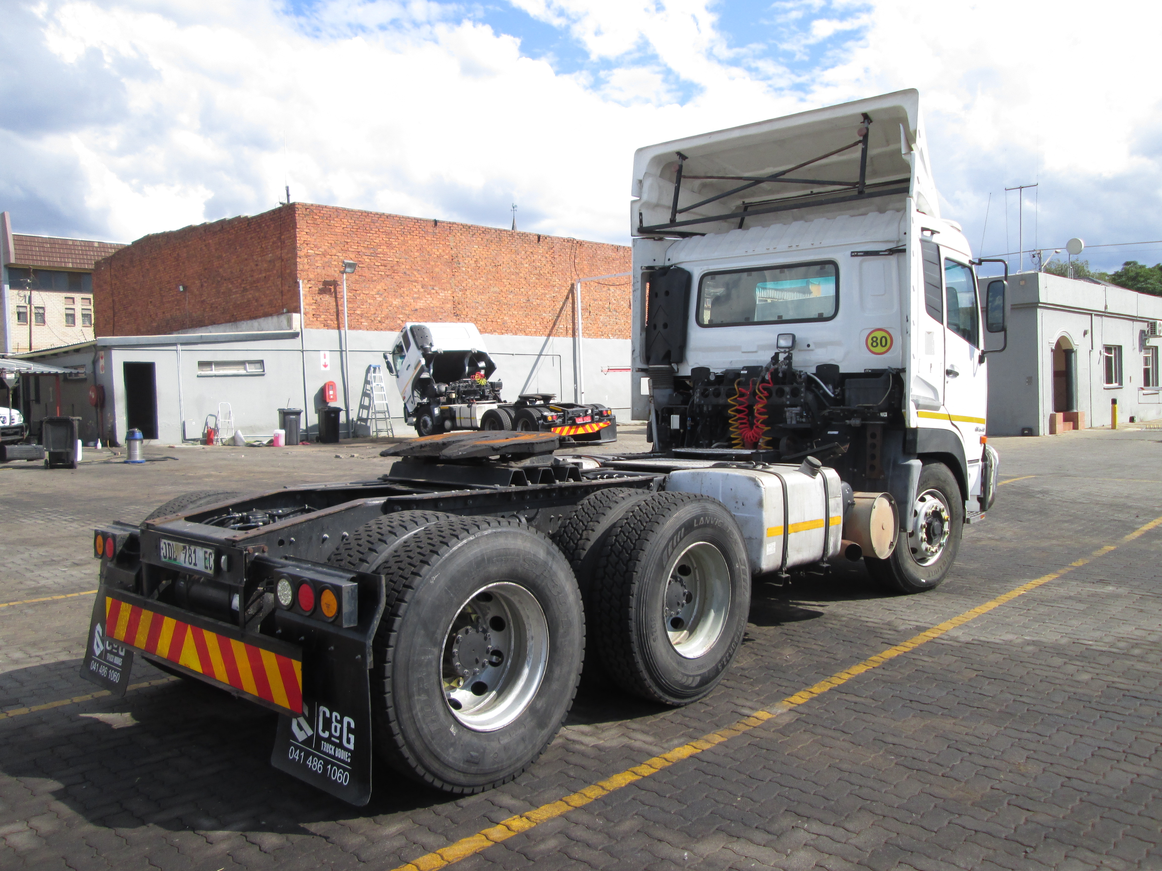 2018 UD QUON GW26-450 TRUCK TRACTOR 406503KM - Image 7